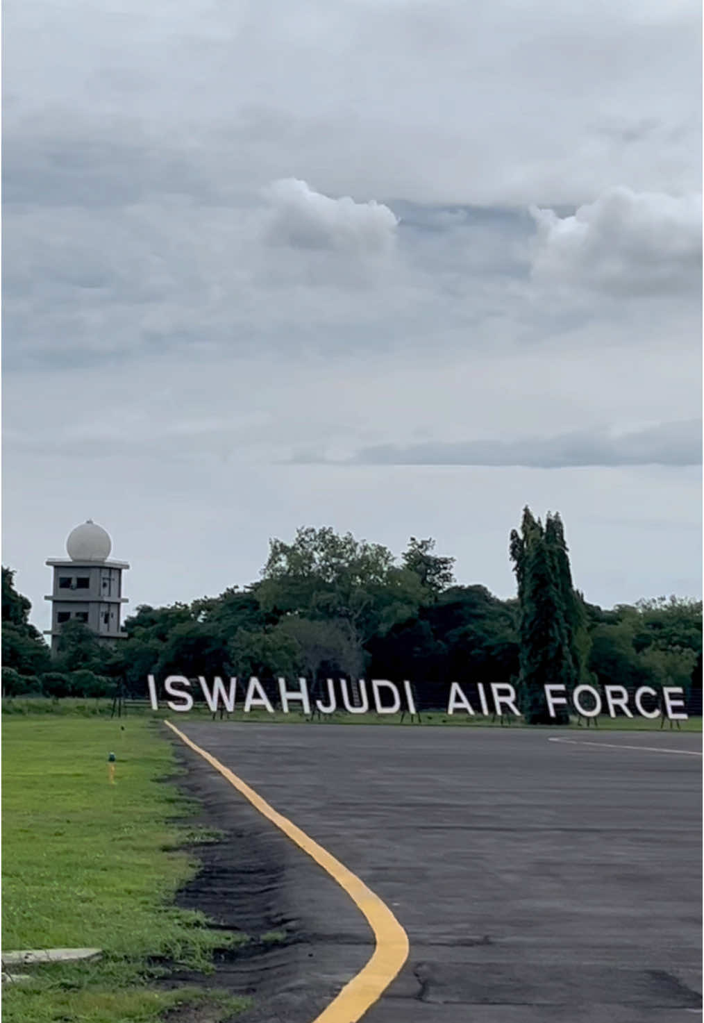 Penutup tahun yang menyala #tniau #hawk #tniindonesia🇮🇩 #iswahjudiairforce #f16 