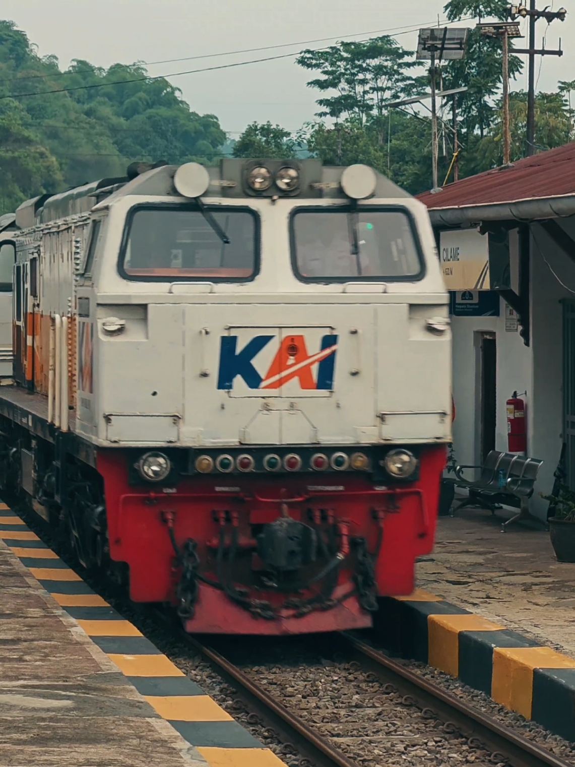 Sesekali upload vid hasil hunting amatir mimin hehe #keretaapiindonesia #kai #railfansindonesia #railfansoftiktok 