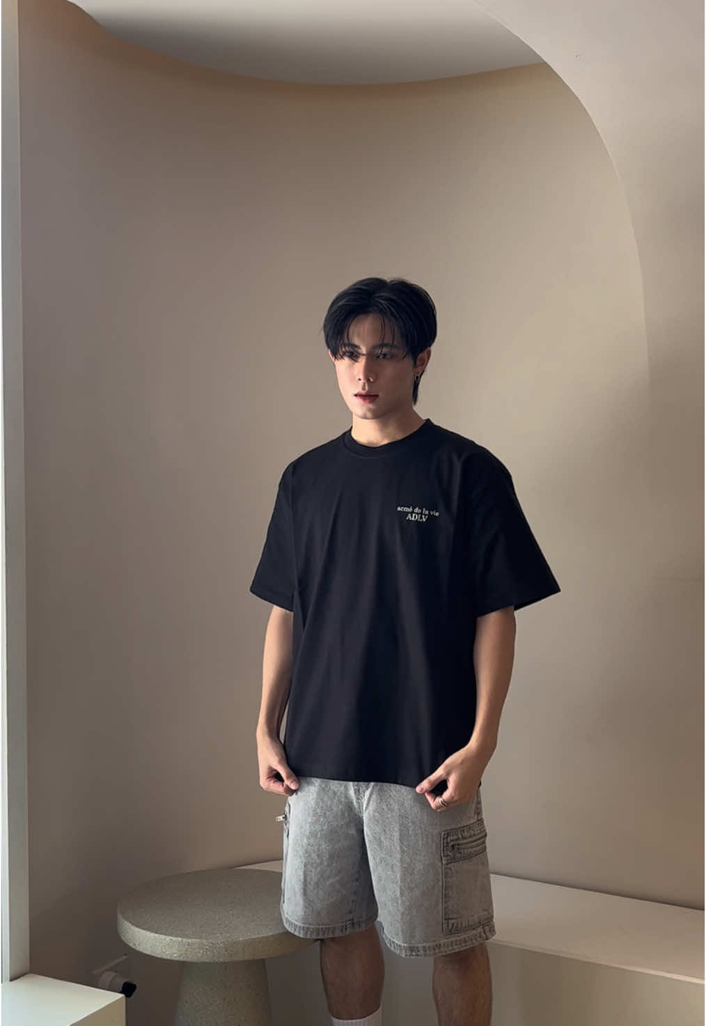 สตรีทแบบ All black ยังไงให้ดูเท่ห์และไม่ดาร์กจนเกินไป 🖤  🛒 : ADLV รุ่น Basic Short Sleeve T-Shirt Color :  Black  ☑️ ᴀᴅʟᴠ ᴀᴜᴛʜᴏʀɪᴢᴇᴅ ᴅɪSᴛʀɪʙᴜᴛᴏʀ ☑️ ตัวแทนจำหน่ายอย่างเป็นทางการในประเทศไทย 📱 ᴄʜᴀᴛ & ꜱʜᴏᴘ ʟɪɴᴇ: @𝗮𝗱𝗹𝘃𝘁𝗵𝗮𝗶𝗹𝗮𝗻𝗱 ▶ ꜰʟᴀɢsʜɪᴘ ꜱᴛᴏʀᴇ ᴀᴛ ꜱɪᴀᴍ ᴄᴇɴᴛᴇʀ ᴍ ꜰʟ. ▶ ᴘᴏᴘ ᴜᴘ ꜱᴛᴏʀᴇ ᴀᴛ ꜱɪᴀᴍ ᴅɪsᴄᴏᴠᴇʀʏ 1 ꜰʟ. ▶ ᴘᴏᴘ ᴜᴘ ꜱᴛᴏʀᴇ ᴀᴛ ᴍᴇɢᴀ ʙᴀɴɢɴᴀ 1 ꜰʟ. . #adlvthailand #acmedelavie #ADLV #แอคเม่เดอลาวี #StreetFashion #streetwear #StreetStyle 