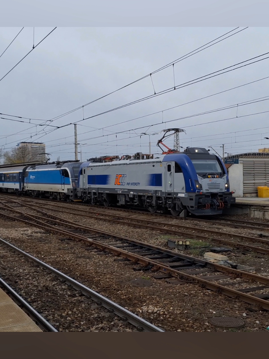 Warszawa Wschodnia 19.11.2024 #newag #griffin #siemens #taurus #eurosprinter EU200-011 + 1216 903 z pociągiem IC 111 SILESIA relacji Ostrava-Svinov - Warszawa Wschodnia. #pociąg #traintok 