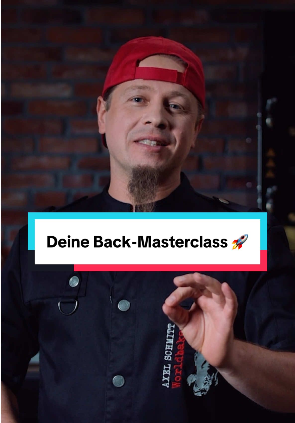 Du willst MEHR KÖNNEN? Kein Problem – Wir präsentieren: Dein Kurs für Brot und Brötchen! Backe jetzt mit dem Weltbäcker Axel Schmitt einfache Rezepte, die rocken! ✨🍞 ㅤ Im neuen Online-Kurs lernst du… ㅤ ✅ Über 20 Rezepte für Brote aller Art: von Sauerteig und Baguette bis Burger-Brötchen ✅ Backgeheimnisse der Profis ✅ Alles Wichtige zur Sauerteigherstellung ✅ Übersicht zu Equipment und Backhelfern ✅ Spannendes Wissen rund ums Kulturgut Brot ㅤ Leg gleich los! ➡️ Kommentiere AXEL für mehr Infos oder klick auf den Link in der Bio! ㅤ #NeuerKurs #BrotBacken #BackenistLiebe #MeetYourMaster #AxelSchmitt #Brotsommelier #WorldBaker #Brot #Backkurs #LetsRock