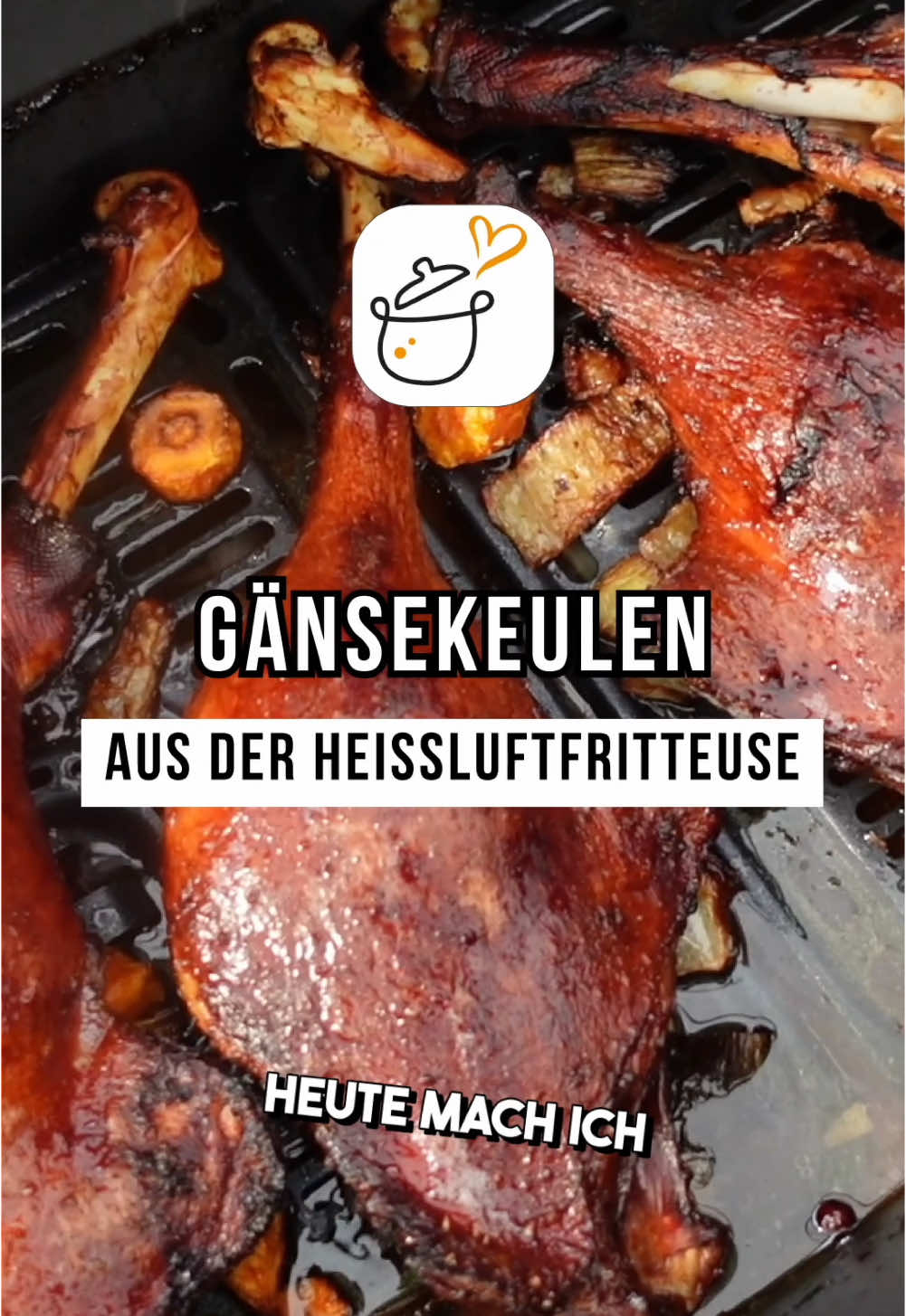 (werbung)✨ Gänsekeulen leicht gemacht! ✨ Außen knusprig, innen saftig – ein Klassiker modern zubereitet! 🎄 Perfekt für besondere Anlässe und mit aromatischen Zutaten. Das Ganze geht spielend leicht in der Heißluftfritteuse! Genutzt haben wir für dieses Rezept unsere @cosori DualBlaze Twinfry. Diese Heißluftfritteuse mit 10 L Fassungsvermögen bietet problemlos Platz für 4 ordentliche Gänsekeulen und macht sie richtig schön kross und von innen saftig. 📋 Rezept: Gänsekeulen aus der Heißluftfritteuse Zutaten: 	•	4 Gänsekeulen 	•	3 Karotten 	•	1 Stange Sellerie 	•	1 Orange 	•	1 Zwiebel 	•	1 Stange Lauch 	•	4 TL HÖMMA LECKA Gewürz 	•	Salz Für den Sud: 	•	2 l Geflügelfond 	•	300 ml Rotwein 	•	300 ml Orangensaft 	•	2 EL Zuckerrübensirup 	•	8 Wacholderbeeren 	•	6 Lorbeerblätter 	•	2 EL Speisestärke Anleitung: 1️⃣ Gemüse (Karotten, Zwiebel, Sellerie, Lauch) klein schneiden, Orange in Scheiben teilen. 2️⃣ Gänsekeulen mit HÖMMA LECKA und Salz würzen. 3️⃣ Gemüse in die Heißluftfritteuse legen, Sud aus Geflügelfond, Rotwein, Orangensaft, Zuckerrübensirup, Wacholder und Lorbeer darüber gießen. Keulen mit der Hautseite nach unten darauflegen. 4️⃣ 1,5 Stunden bei 150°C im „BAKE“-Modus garen. 5️⃣ Fond durch ein Sieb in einen Topf gießen. Gänsekeulen zurück in die Fritteuse, diesmal mit der Hautseite nach oben, und für 15 Minuten bei 180°C im „AIRFRY“-Modus knusprig braten. 6️⃣ Fond einkochen, mit Speisestärke binden. 7️⃣ Servieren mit Klößen, Rotkohl oder Rosenkohl – und natürlich der Sauce. Für das vollständige Rezept und viele weitere Tipps besuche unseren Blog: Gernekochen.de. #Gänsekeulen #Heißluftfritteuse #Weihnachtsessen #FoodLover #Festtagsküche #Gernekochen Was kommt bei dir auf den Tisch? Schreib es uns in die Kommentare! 🎉