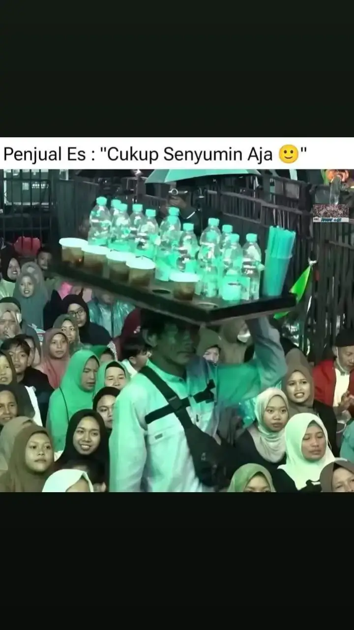 Sehat sehat terus Mamang Es teh. semoga usahanya berkah.  kemulyaan seseorang bukan terletak pada gelar atau profesinya. bisa jd Mamang Es lebih Mulya dengan usahanya. dibanding orang yg memakai agama untuk usaha duniawi (Harta, tahta) 