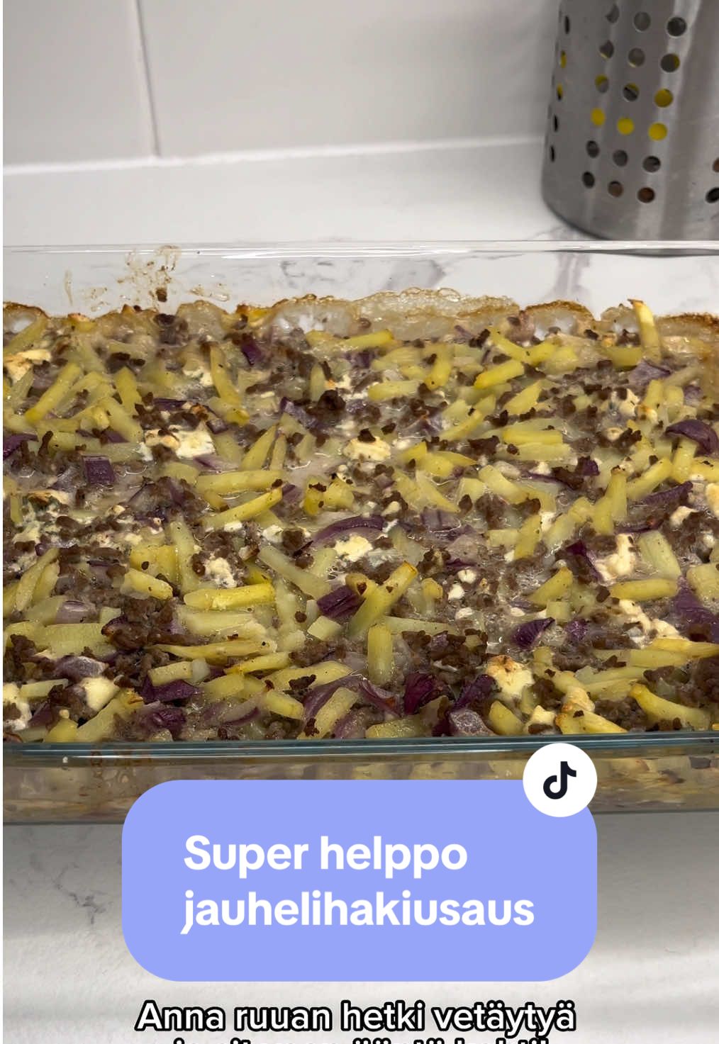 Tarvit vaan 5 raaka-ainetta + haluamas mausteet! Ruuan aktiivinen työaika on noin 15 minuuttia, ja ruuan ollessa uunissa ehit hyvin vaikka siivoomaan tai treenaamaan.🧽💪 Ainekset: 500g peruna-sipulisekoitusta 400g naudan jauhelihaa 1 punasipuli Haluamasi määrä sinihomejuustoa 4 dl ruokakermaa Suolaa, pippuria & valkosipulijauhetta #arkiruoka #helpporesepti #ruokainspiraatio #ruokaideat #arkireseptit #ruokatiktok #EasyRecipe #foodinspiration #FoodTok #suomitiktok 