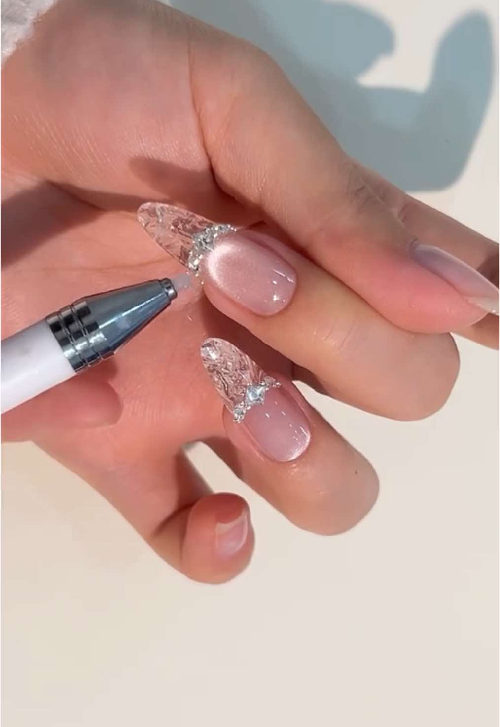 Mẫu nail xinh cho cô dâu trend năm nay nha