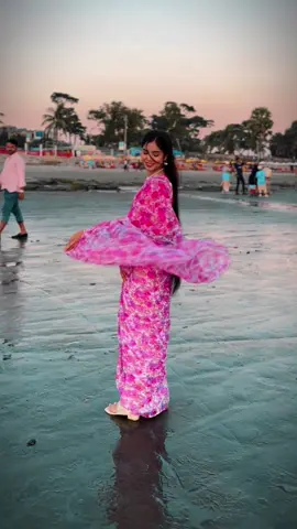 হাসতে পারি বলেই দুঃখ লুকাতে পারি🙂