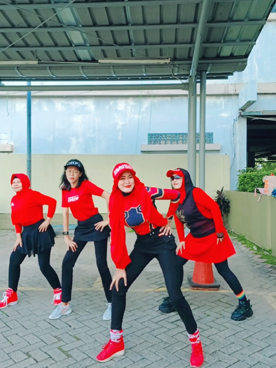 Denger musiknya berasa jd pawang ular #TikTokAwardsID #emakhits #jogedviral #zumba #fyp #viral #trendingtiktok #bikincandu #soundviral #penariular 