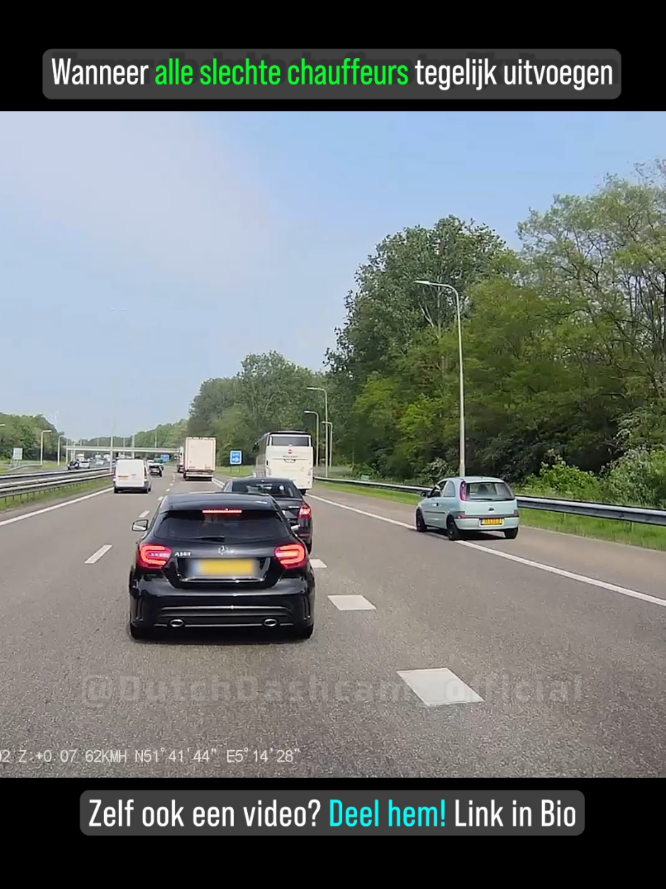 Wat gebeurt er wanneer je de beste chauffeurs van Nederland tegelijkertijd laat uitvoegen? Nou, dan krijg je dit! Niet 1, niet 2, maar 3 auto's krijgen het voor elkaar om te klungelen tijdens het uitvoegen op dezelfde afrit. Leer waardevolle lessen hoe het niet moet in deze video! ❓️ Zelf ook een video?  Deel hem met ons!  Link voor inzendingen in onze bio! 🎥 #uitvoegen #gestuntel  #amateurs #mercedesbenz  #vlijmen  #dutchdashcam  #dashcamvideos  #dashcamnederland 