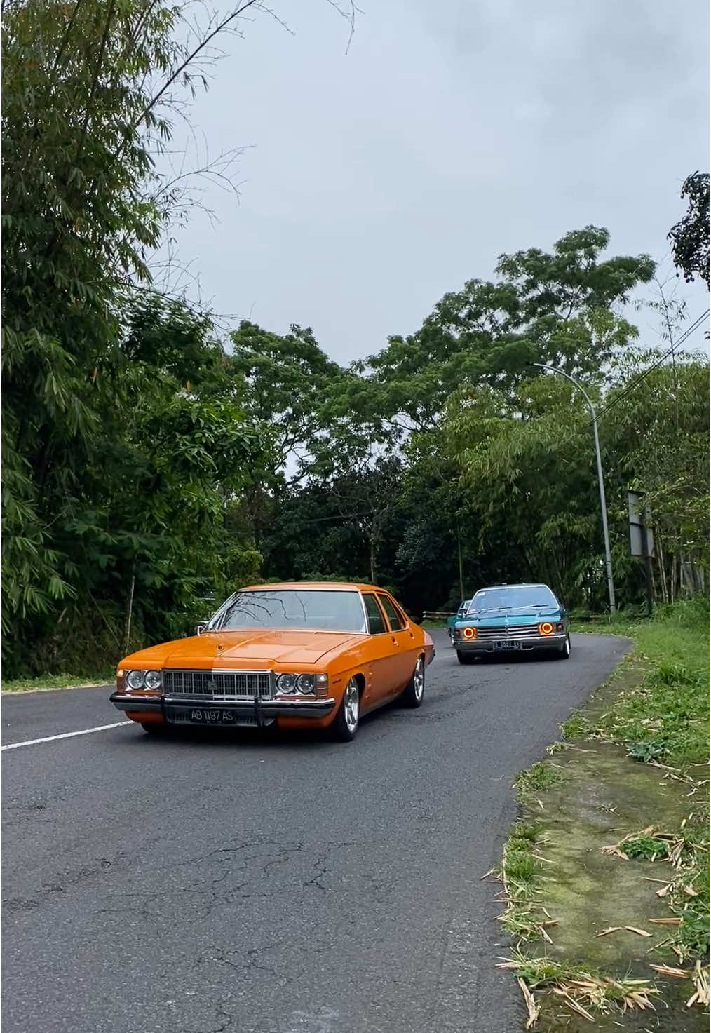 Menuju tempat yang syahdu 🫶🏽 #holden #rolling #car #classiccar #oldcar #australian #indonesia #v8 #v8engine #kaliurang #wisatajogja #jogja #jogjaistimewa #jogjaistimewa 