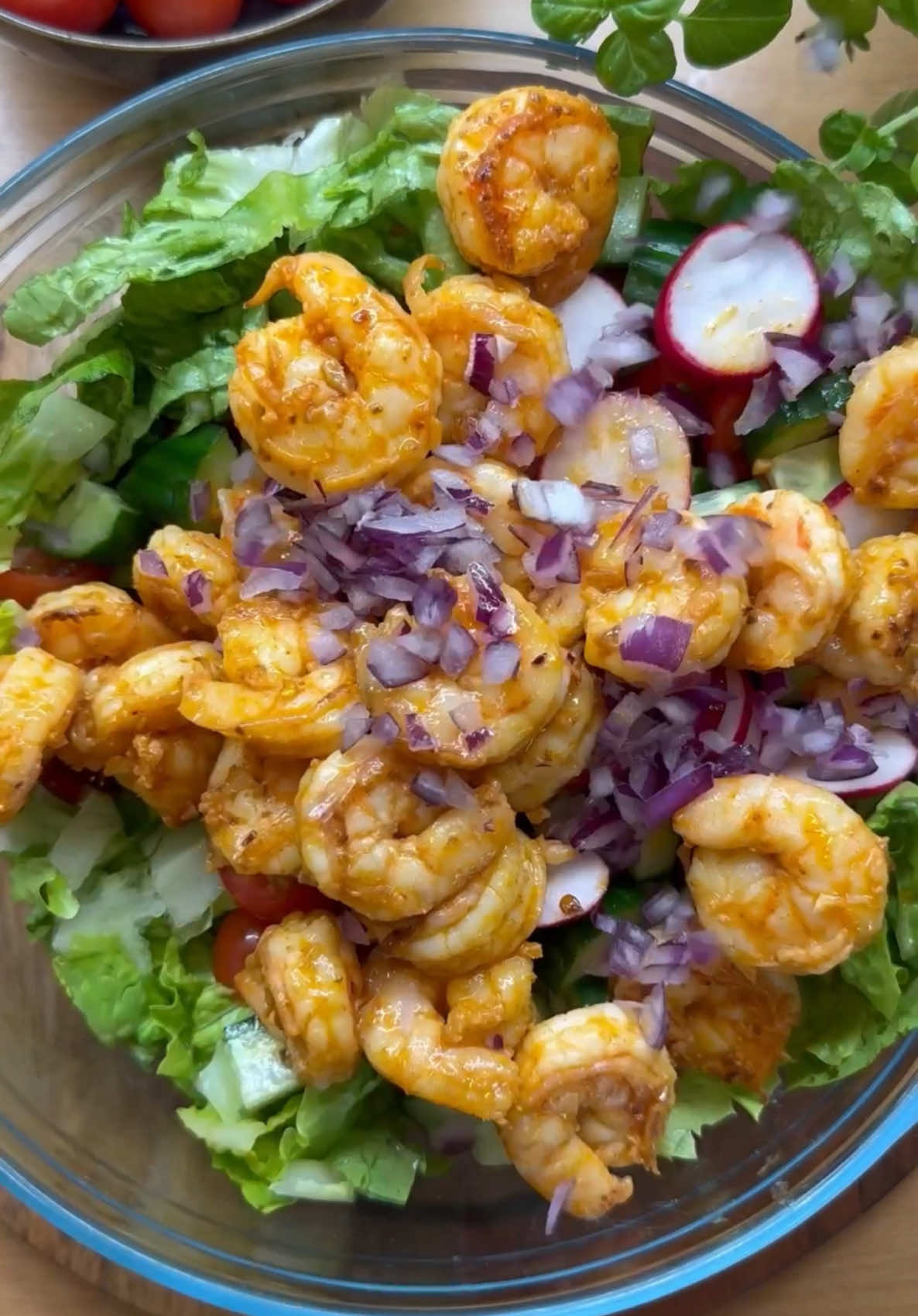 Gesunder Shrimp SALAT 🍤🥰😋👌 -lecker, einfach & schnell 💨 Zutaten: -Shrimp (Mit Salz, Paprikapulver & Chili würzen) -Olivenöl -Knoblauch -Butter -Saft 1/2 Zitrone -Salat -Tomate -Gurke -Zwiebel -Radieschen -Avocado DRESSING: Zitronensaft, Olivenöl, frische Petersilie, Salz, Pfeffer #EasyRecipe #tagesrezept #food #salad #healthyfood #inspiration #goodvibes #goviral #gym #fyp #foryou