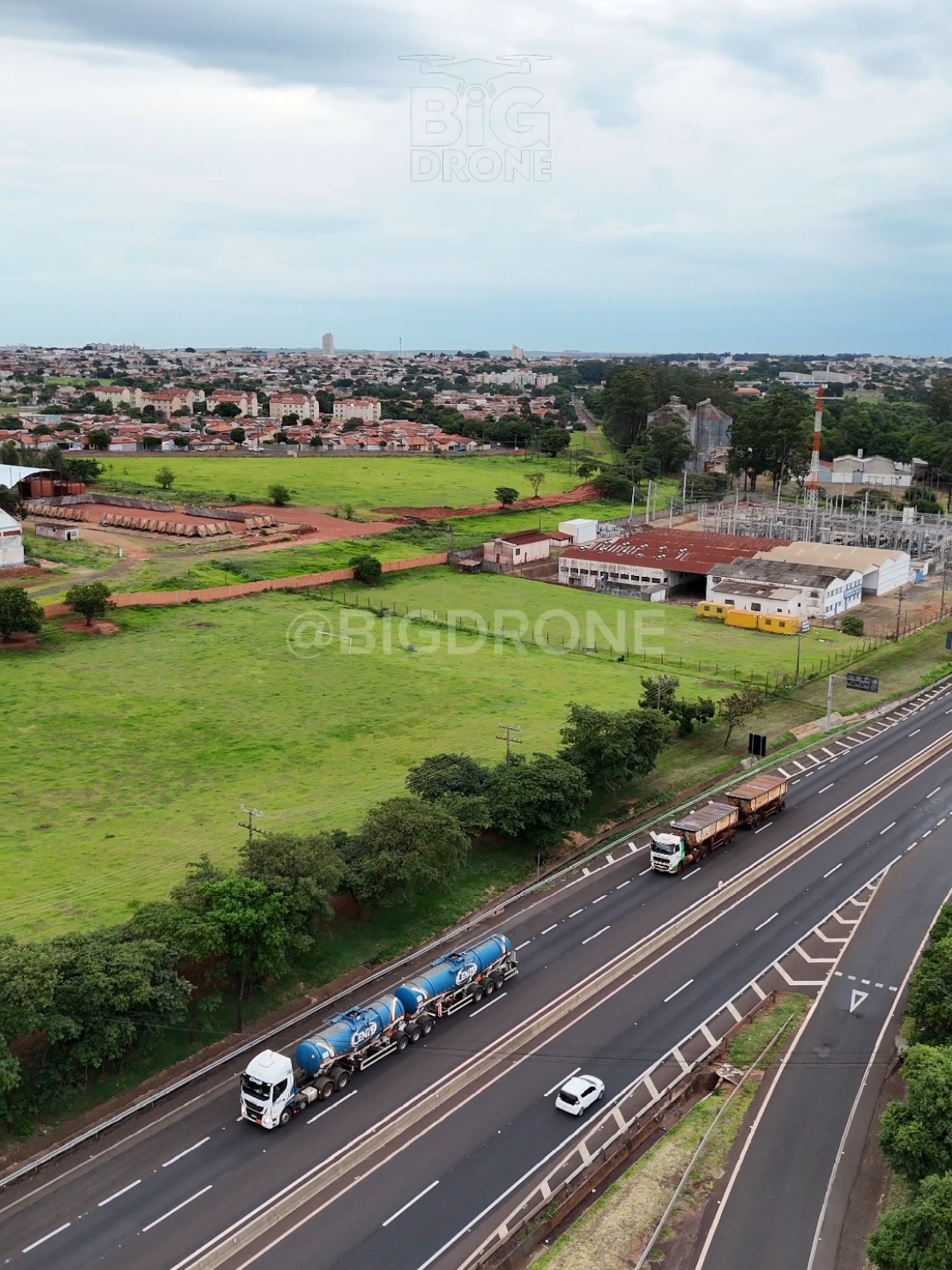 Simbora pra mais uma carrada 🎶🚛💨 #drone #caminhao #9eixos #canalbigdrone #dji #estrada #rodotrem #viral #zezedicamargoeluciano 