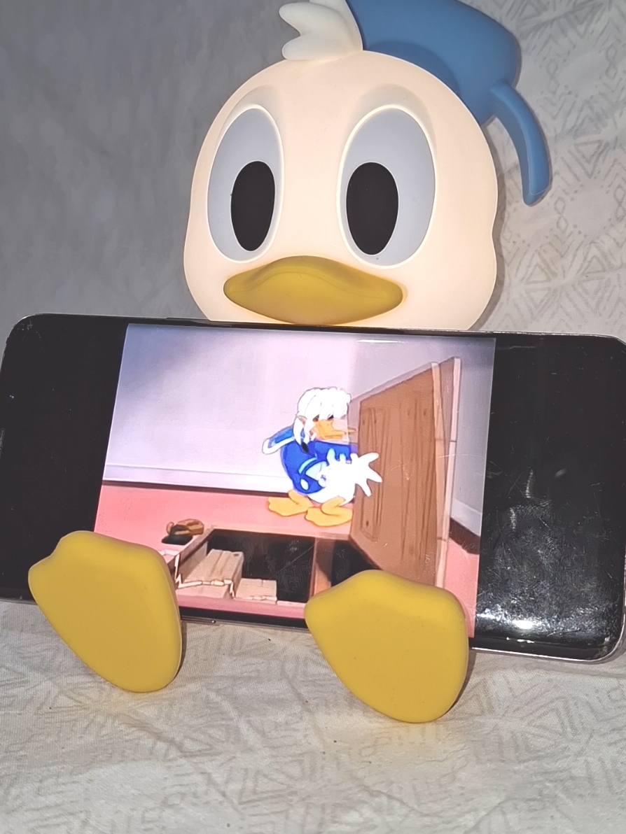 Donald Duck lamp with mobile holder 🥰🎁. Link on Bio. #sleep #duck #cutebeuty #cutie #viral_video #Aesthetic #patodonald #beauty #belleza #tranquilidad #night #light #fyp #elegance  #tiktokmademebuythis #amazonmademebuyit #disney 