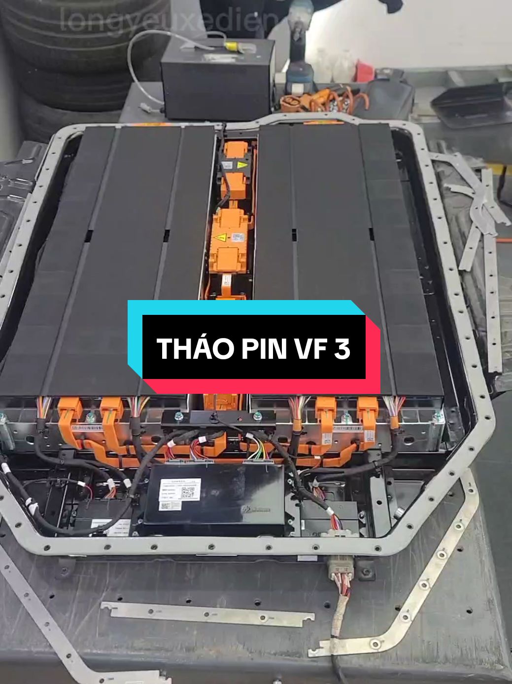 Tháo pin VF 3 soi linh kiện #longyeuxedien #longiuxedien #vinfast #vf3 