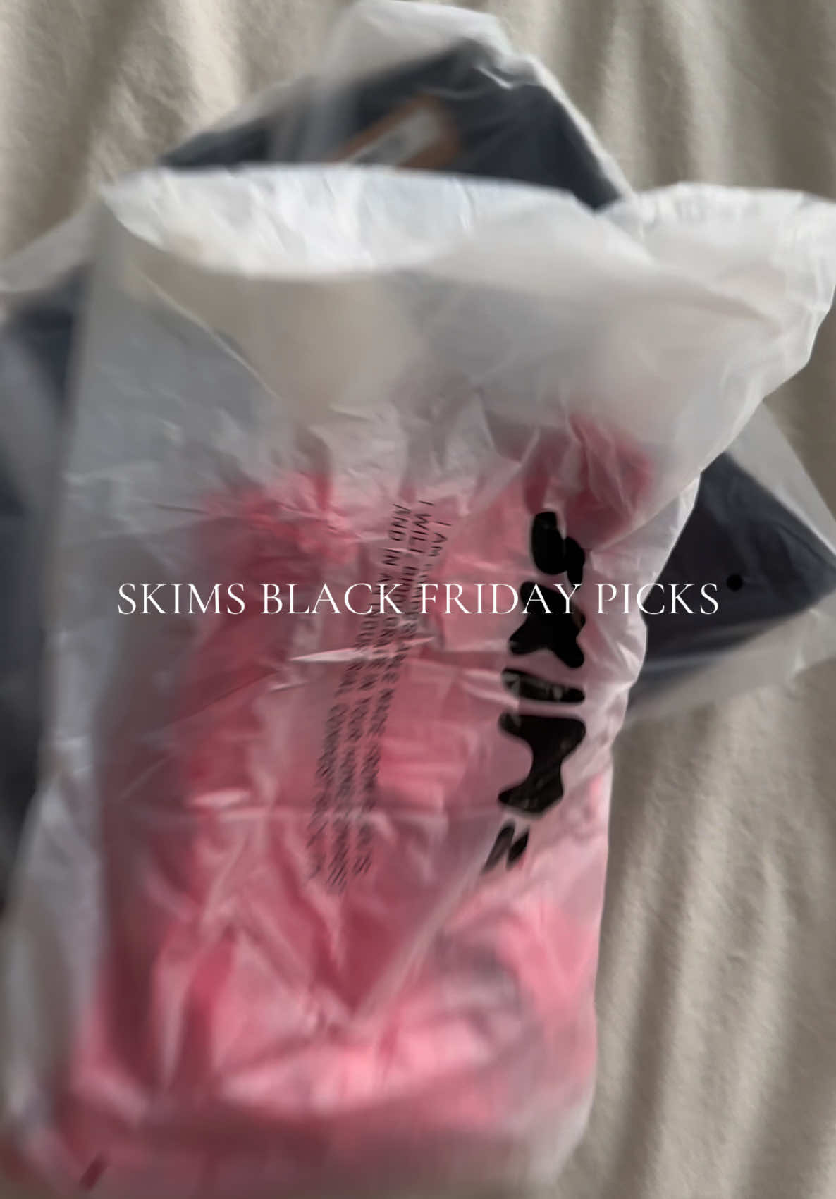 The best tees! Soo comfy. @SKIMS (I know they are wrinkled! I just took them out of the package lol) #skims #skimsreview #blackfriday #blackfridaydeals 