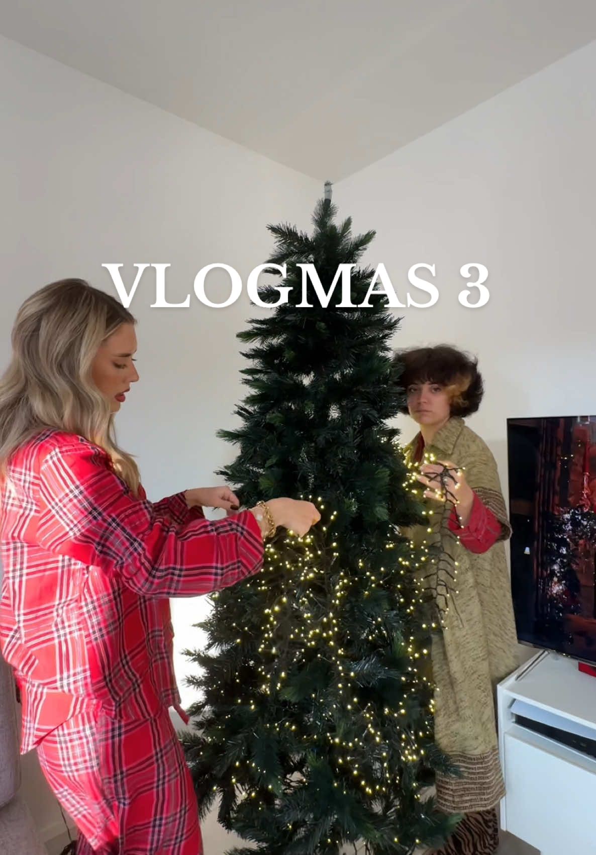 VLOGMAS DAY 3 finalmente facciamo l'albero di natale con la mia family 🎄✨♥️ #Vlogmas #cleotoms #cleovlogs #natale #xmas #Vlog #christmas #countdown #countdowntochristmas #vlogdiunagiornata #adayinmylife 