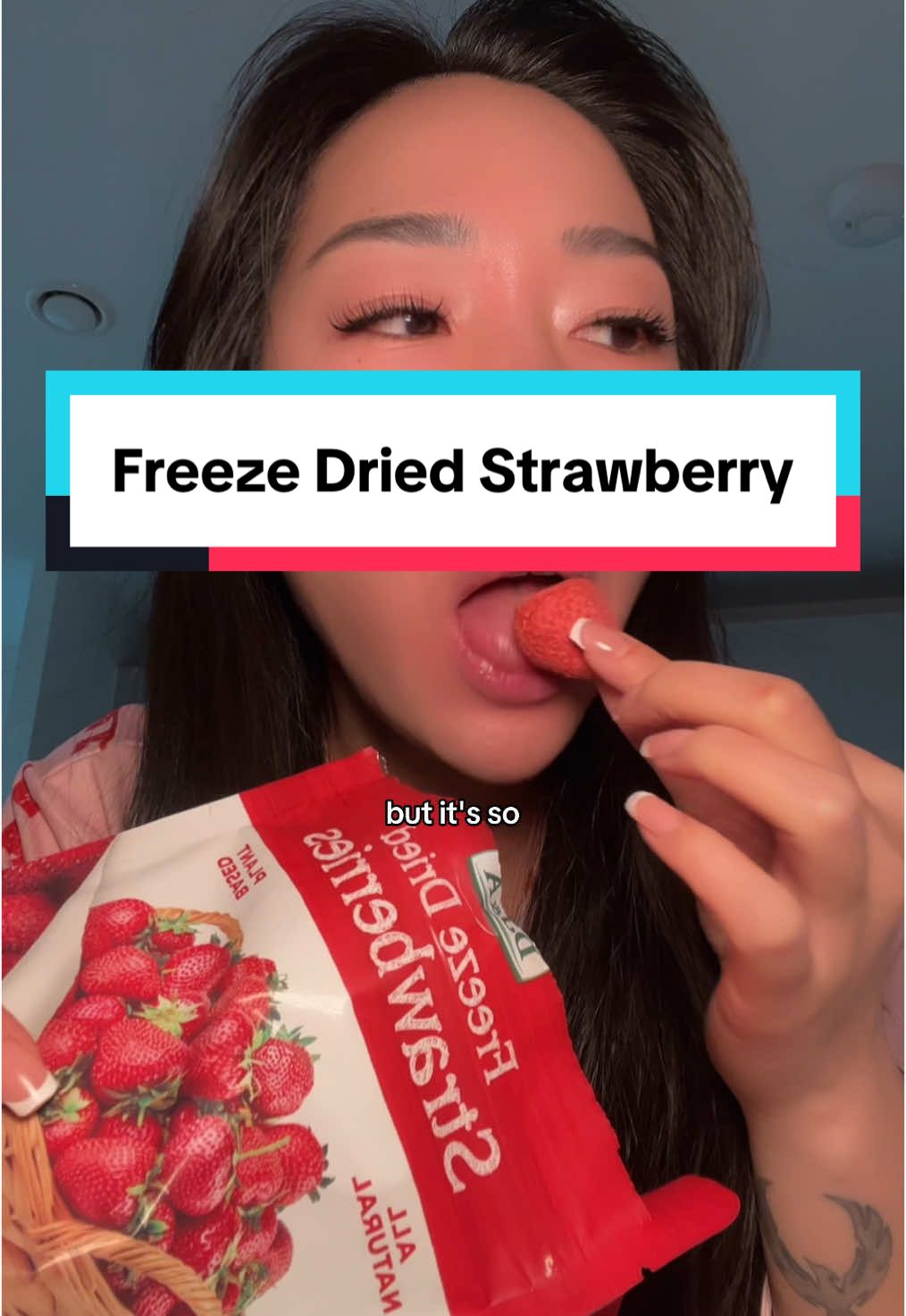 Freeze dried strawberries mukbang 🍓🍓🍓🍓🍓🍓🍓🍓🍓 #eatwithgg #ggflavour #mukbang #fruit #healthysnack 