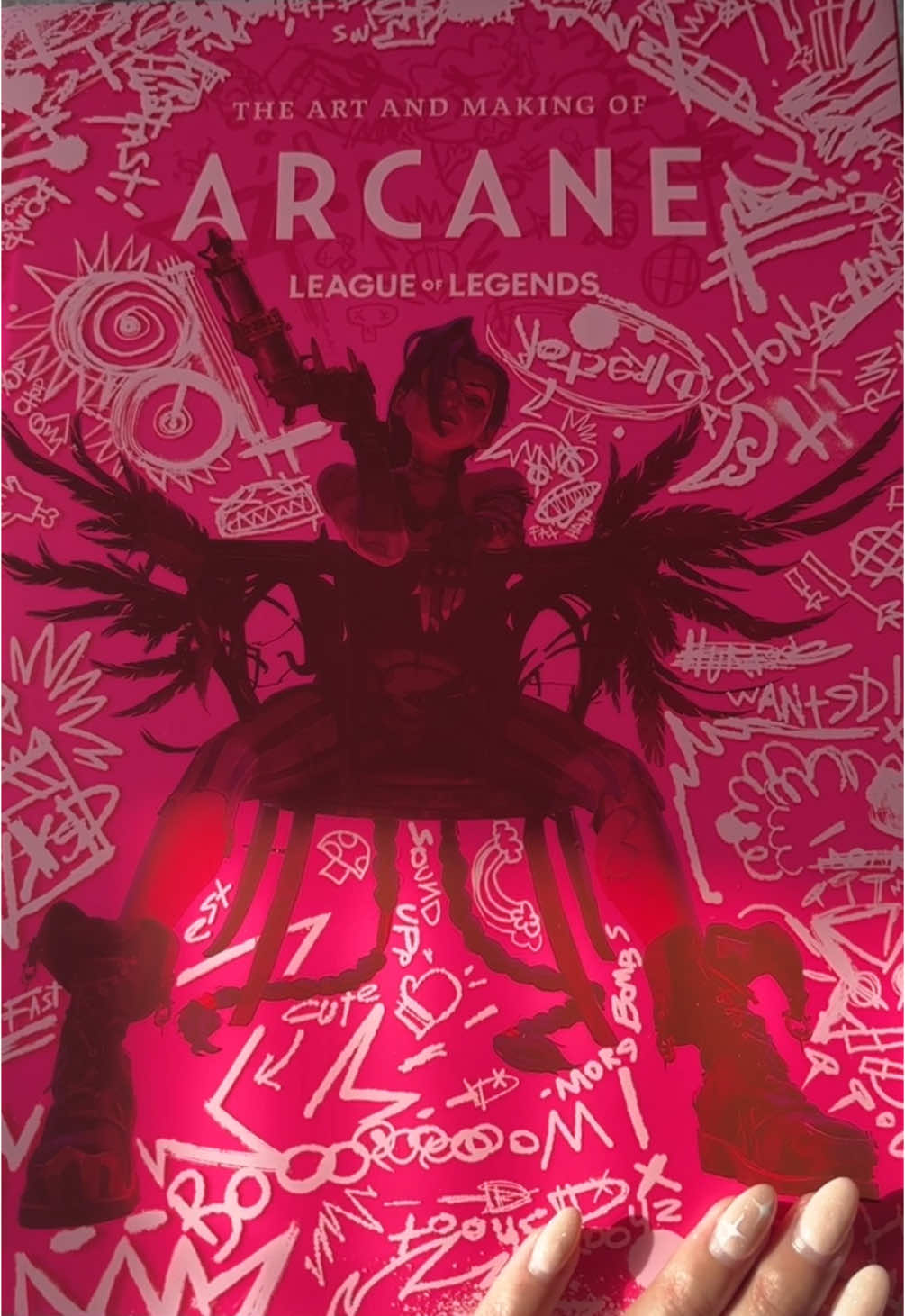 I’m so glad I decided to pick up the art book, its gorgeous and as an arist I always love learning about the process of making art!! #arcane #arcaneleagueoflegends #arcanenetflix #artbook #arcaneseason2 #riotgames 