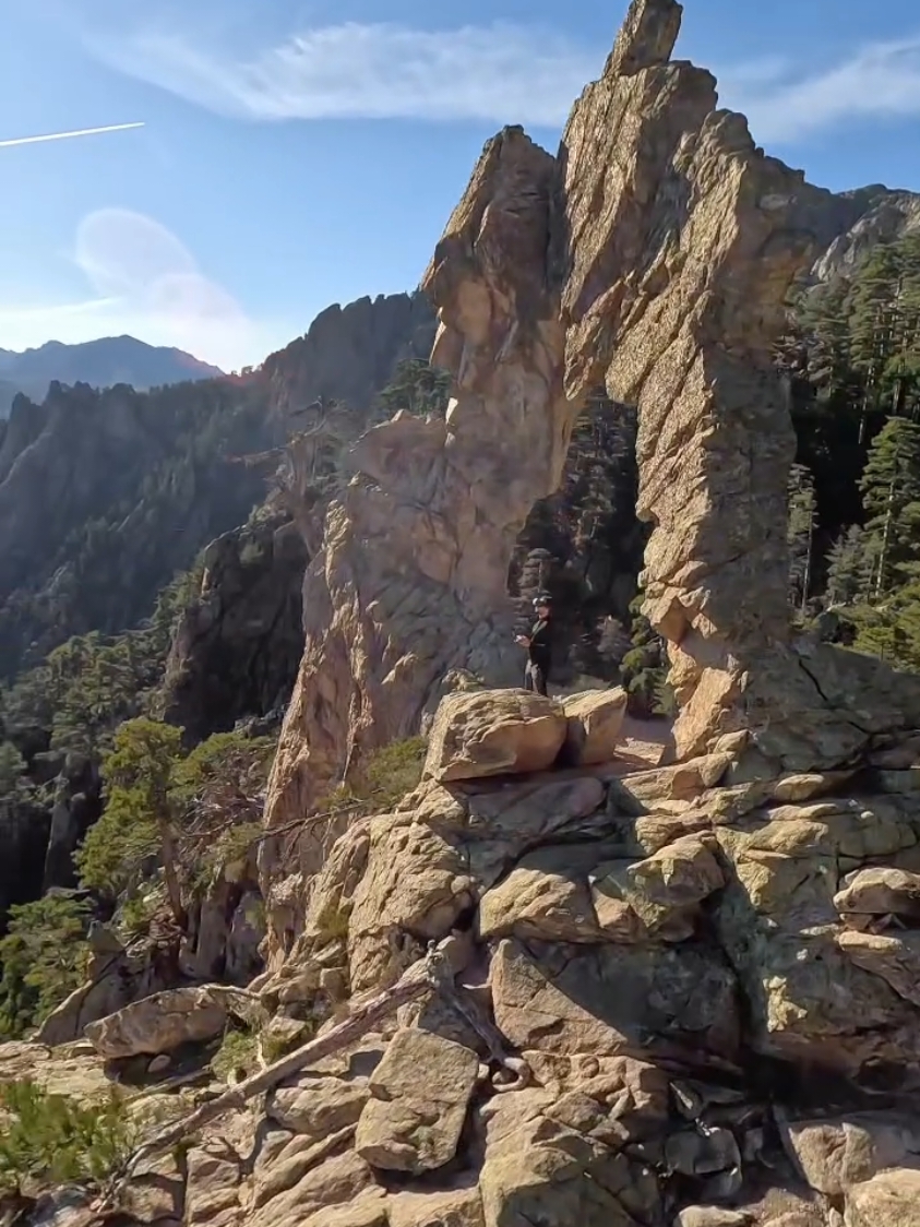 L'Arche de Corte est une arche naturelle située au-dessus de Corte à 1452m et surplombant la vallée de Tavignano #corse  #corte #archedecorte 