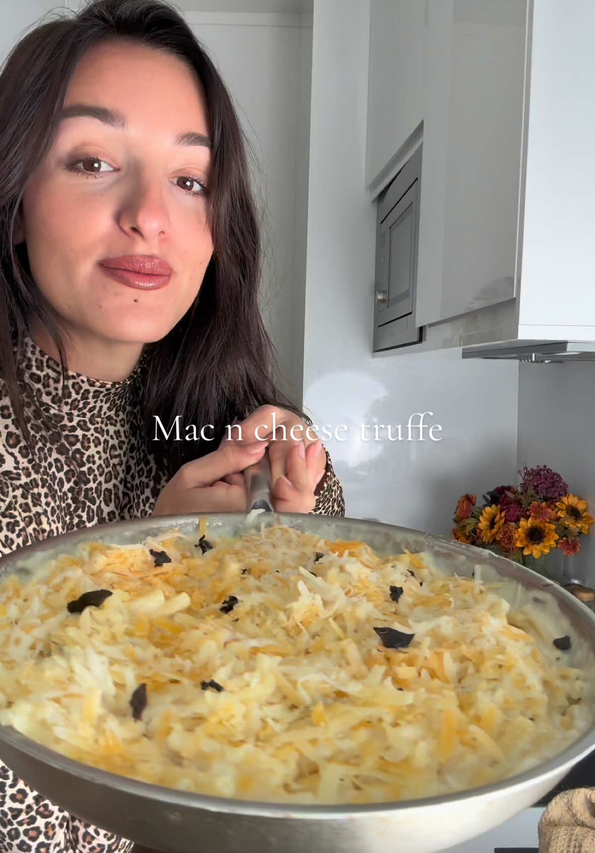 MAC AND CHEESE TRUFFE Ingrédients pour 3/4 : 150g de scarmoza fumé 150g de gouda 150g de cheddar Vous mettez les fromages souhaités 500g de pâtes macaroni 50g de beurre 2 cas de farine 500ml de lait 1 cas d’ail Un peu de brisure de truffe 1/ râpez les fromages 2/ faire fondre le beurre,ajoutez l’ail en poudre, ajoutez la farine, le lait jusquà épaississement en remuant puis les lamelles de truffe 3/ faire cuire les pâtes 8 min 4/ ajoutez le fromage dans la casserole et les pâtes, remuez puis enfournez si votre poêle passe au four ou transvasez dans un plat . Enfournez 20 minutes à 180