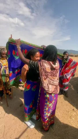 ሳላዳላ ሳልዋሽ... For me, the most captivating culture I’ve experienced in Ethiopia is that of the Borena people. Though I’ve only explored a few parts of the country so far, every community especially in rural areas has left me in awe with their kindness, humility, and genuine love for others. Ethiopia’s cultural diversity is breathtaking, but the Borena culture stands out to me. The Borena people are incredibly welcoming, with vibrant traditions, colorful attire, and homes that exude warmth. Their food, especially the ቡና ቀላ coffee ceremony, is unforgettable. When I visited, the entire community prepared to welcome us a day in advance. They dressed in their traditional outfits, prepared delicious meals, and even brought their camels to showcase their way of life. What struck me most was their humility and the sense of unity they share. It’s an experience I’ll cherish forever and a culture I believe everyone should explore.#borena #explore #ethiopian_tik_tok🇪🇹🇪🇹🇪🇹🇪🇹ሀገሬ #naturelover 