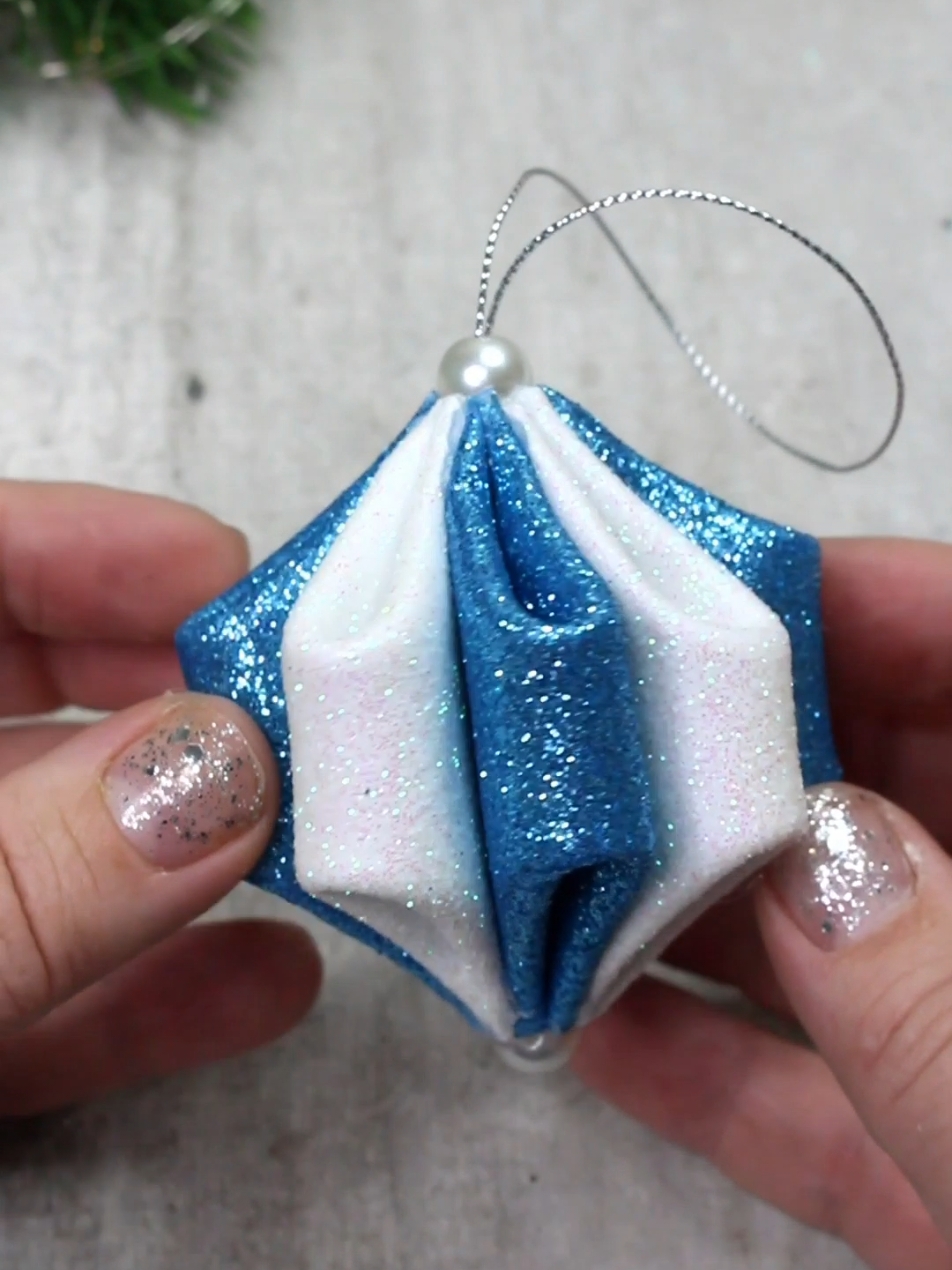 Decorazioni Natalizie da Gomma Eva Glitterata - Christmas Tutorials #feliznavidad #christmas #handmadegifts #diyproject #tutorial #2024 #handmade #natalizio #DIY #homedecor #christmasdecor 