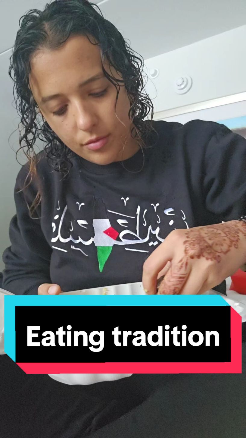 #traditional #eatingwithyourhands #withyourhands #saudiarabia🇸🇦 #saudiarabia_tiktok #arabwomen 