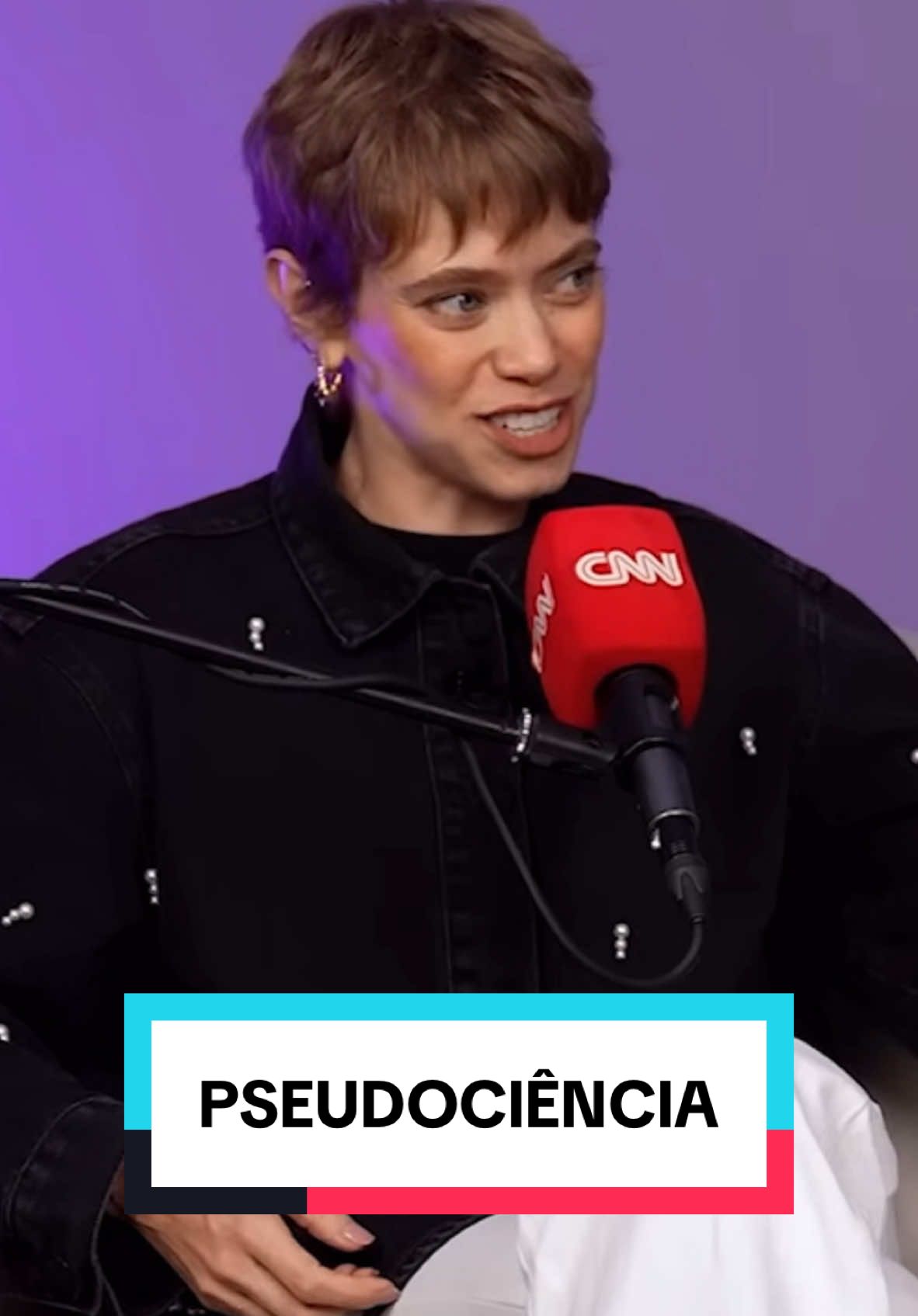 O relato pessoal sempre nos impacta né? Ouvir que alguém usou algo se curou de uma doença, usou um suplemento e viu o cabelo crescer mais rápido, começou a tomar um shot e nunca mais ficou doente..  Esses dados são importantes sim, pra que a gente possa estudar e investigar se de fato esses tratamentos são seguros e eficientes (spoiler: na grande maioria das vezes, eles não são melhores do que uma pílula de farinha.) Por isso é importante escutar nosso corpo e investigar sintomas com profissionais! O tempo que perdemos seguindo ficar baseadas unicamente na experiência pessoal pode ser crucial para nos salvar de um caso mais grave.  E vc? Qual pseudociência mais te incomoda? Trecho da entrevista para o programa Na Palma Da Mari da @CNNPop , disponível no YouTube