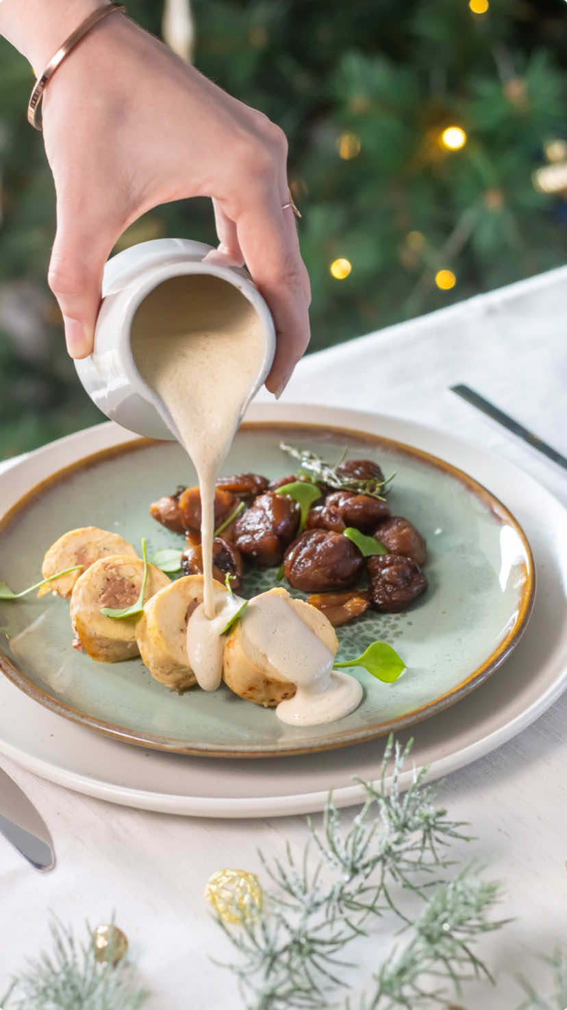 BALLOTINES DE POULET AU FOIE GRAS ✨ En panne d’inspiration pour le repas de Noël ? Aujourd’hui je te propose une recette que faisait souvent mon papa à Noël et que j’adore : les ballottines de poulet !  INGRÉDIENTS (6 pers.)  • 3 filets de poulet • 150g de foie gras  • Sel / Poivre  • 1 échalote  • 1 noix de beurre  • 10cl de crème liquide  • Vin blanc  • Branches de romarin et de thym • Châtaignes  • Feuilles de cresson (déco)  RECETTE : • Coupez les filets de poulet dans l’épaisseur et aplatissez-les à l’aide du dos d’une poêle. • Assaisonnez la viande. • Déposez les filets sur un grand rectangle de film alimentaire. • Déposez des morceaux de foie gras coupés en bâtonnets sur les filets de poulet. • Repliez les escalopes sur elles-mêmes pour enfermer le foie gras et former des rouleaux. • Roulez le tout dans la papier film alimentaire et formez un noeud aux extrémités. • Plongez les ballotines dans un bain d’eau frémissante pendant 10min. • Retirez-les de l’eau et retirez le film. • Pendant ce temps vous pouvez préparer une sauce au foie gras avec les chutes qu’il vous reste. Pour ça faites colorer l’échalote dans le beurre. • Déglacez avec du vin blanc, ajoutez la crème et le foie gras restant puis laisser le fondre avant de mixer la sauce pour qu’elle soit bien lisse. • Pour finir, faites fondre une noix de beurre dans une poêle, ajoutez le romarin et l’ail et faites revenir les châtaignes et les ballotines jusqu’à coloration (3-5 min). • Dressez et régalez vous !  #ballottines #recettenoel #recettedenoel #recettefestive #recettedefete 