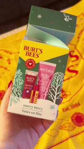 Wrapping paper is out, sustainability is in 😌 Wrap your gift…with a gift! It’s a win-win 💛 #holiday #holidaygiftideas #holidaygiftwrapping #Sustainability #burtsbees