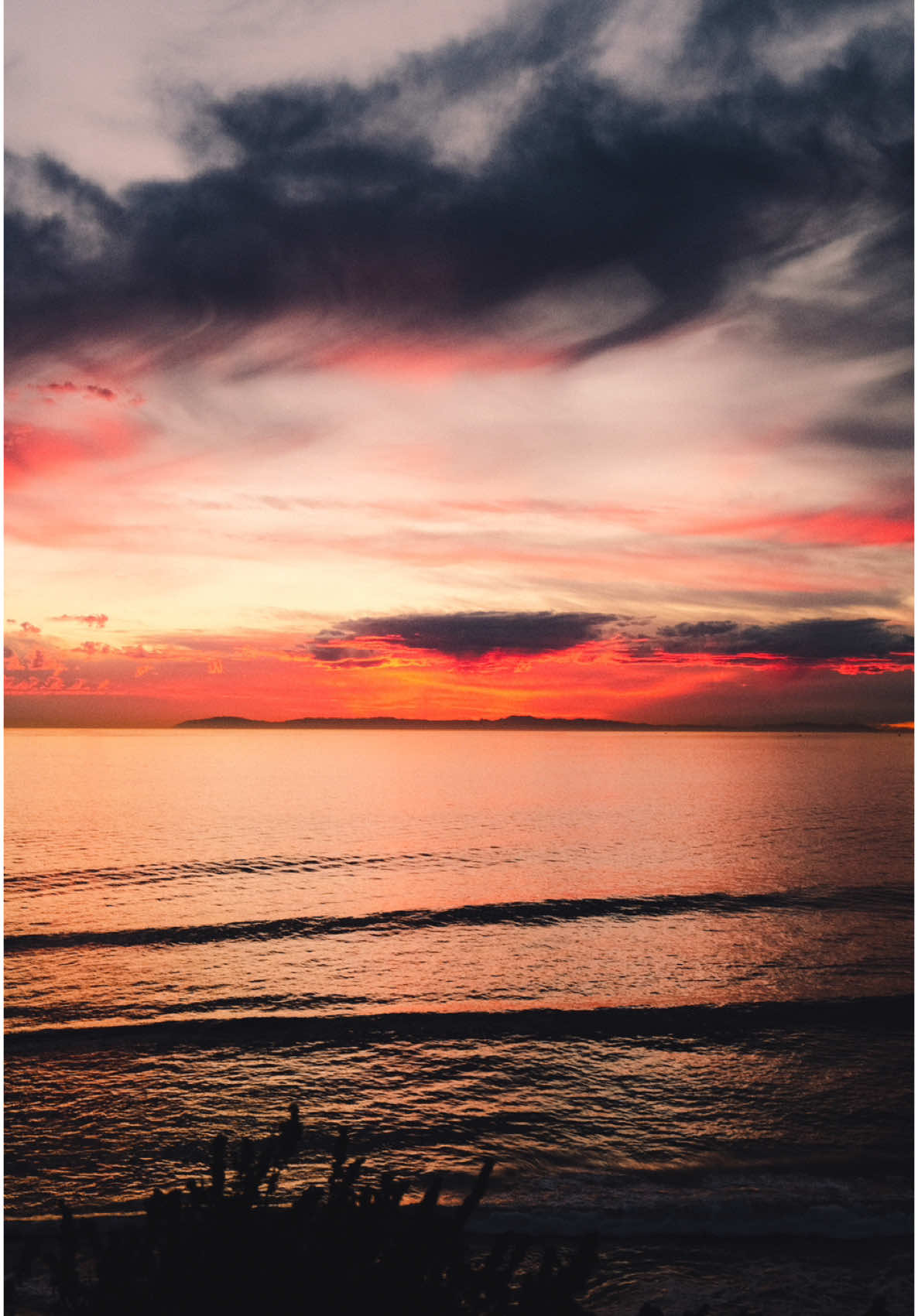 This sunset was beautiful!  #fujifilm #fujifilmxseries #fujifilmx100v #x100v #california #sunset #beach 