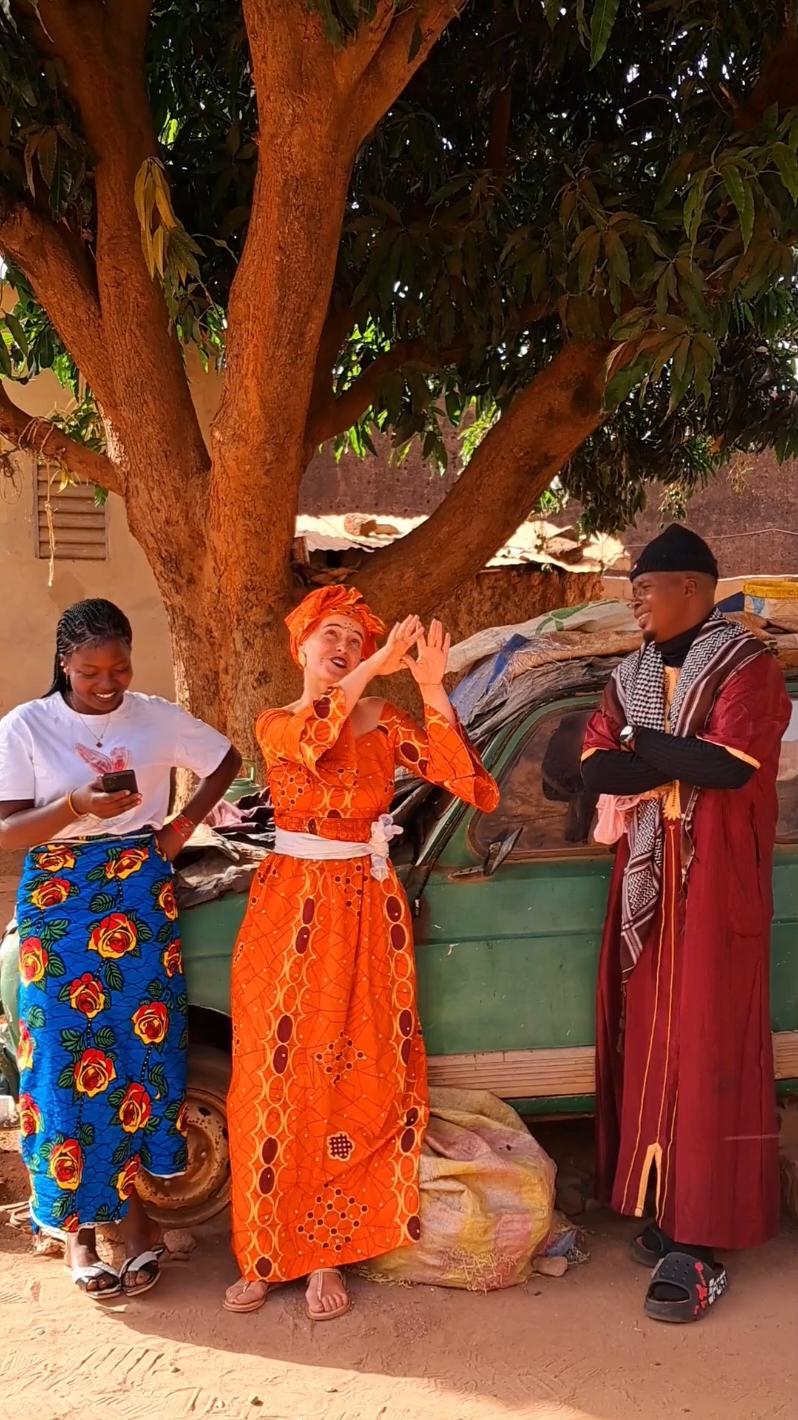 Aicha Fadila et son téléphone 🥰