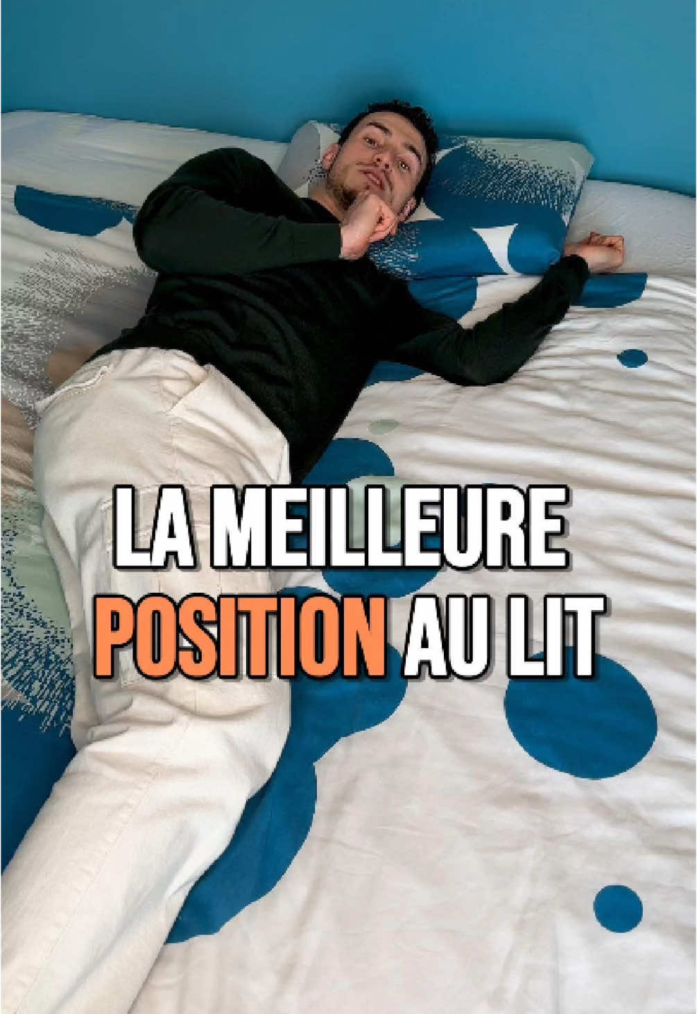 La MEILLEURE Position pour Dormir ! 💤 On a vu que dormir sur le ventre et sur le dos c’était pas top, voilà la meilleure position : le côté. 👉 Déjà y’a plein d’avantages : 1️⃣ Pas de ronflement ou d’apnées du sommeil 2️⃣ Meilleur drainage glymphatique du cerveau = meilleure protection neuronale contre les maladies neurodégénératives (Alzheimer, Parkinson…) 🧠 3️⃣ Pas de paralysies du sommeil 4️⃣ Moins de pression sur le cœur en dormant sur la droite, et moins sur l’estomac en dormant sur la gauche (idéal pour éviter les remontées acides) ❤️ Finalement, on voit le tableau récapitulatif des avantages et des inconvénients de chaque position, pour vous aider à choisir laquelle est la meilleure dans votre cas. Selon moi, le côté conviendrait à la majorité des personnes, mais selon votre cas particulier, il faut adapter votre position. Le plus important ? Réussir à dormir. 😴 Donc pas de panique si vous dormez sur le ventre 😅. 📚Sources 📚 Why We Sleep / Pourquoi nous dormons - Matthew Walker Sleep positions and nocturnal body movements based on free-living accelerometer recordings 54,1 % en position latérale, 37,5 % en position dorsale et 7,3 % en position ventrale. Il y avait en moyenne 1,6 changement de position par heure (écart type 0,7). Examining relationships between sleep posture, waking spinal symptoms and quality of sleep: A cross sectional study Comparé aux participants du groupe témoin, ceux du groupe cervical effectuaient plus de changements de posture, passaient plus de temps dans des postures de sommeil indésirables/provocantes et restaient immobiles plus longtemps dans une posture provocante. Jeff Cavaliere | Huberman Lab Podcast #79 : 52:39 Évitez de dormir sur le ventre, car cela peut entraîner un mauvais alignement de la colonne vertébrale et des tensions au niveau du cou. Dr. Matt Walker: Episode 6 | Huberman Lab Guest Series : 01:53:41 La meilleure position pour dormir est l’absence de la pire : sur le dos. Head Position During Sleep: Potential Implications for Patients with Neurodegenerative Disease La fréquence du sommeil en position dorsale >2 heures/nuit était significativement plus élevée chez les patients atteints de maladies neurodégénératives (NDD) que dans le groupe témoin (NC), et cela restait significatif après ajustement pour l’âge, le sexe, le ronflement et le diagnostic d’apnée obstructive du sommeil. The Sleeping Brain: Harnessing the Power of the Glymphatic System through Lifestyle Choices Le transport glymphatique est le plus efficace en position latérale droite, avec une meilleure élimination du liquide céphalorachidien (LCR) par rapport aux positions dorsale et ventrale. The Effect of Body Posture on Brain Glymphatic Transport Nous proposons que la posture de sommeil la plus courante (latérale) a évolué pour optimiser l’élimination des déchets pendant le sommeil.