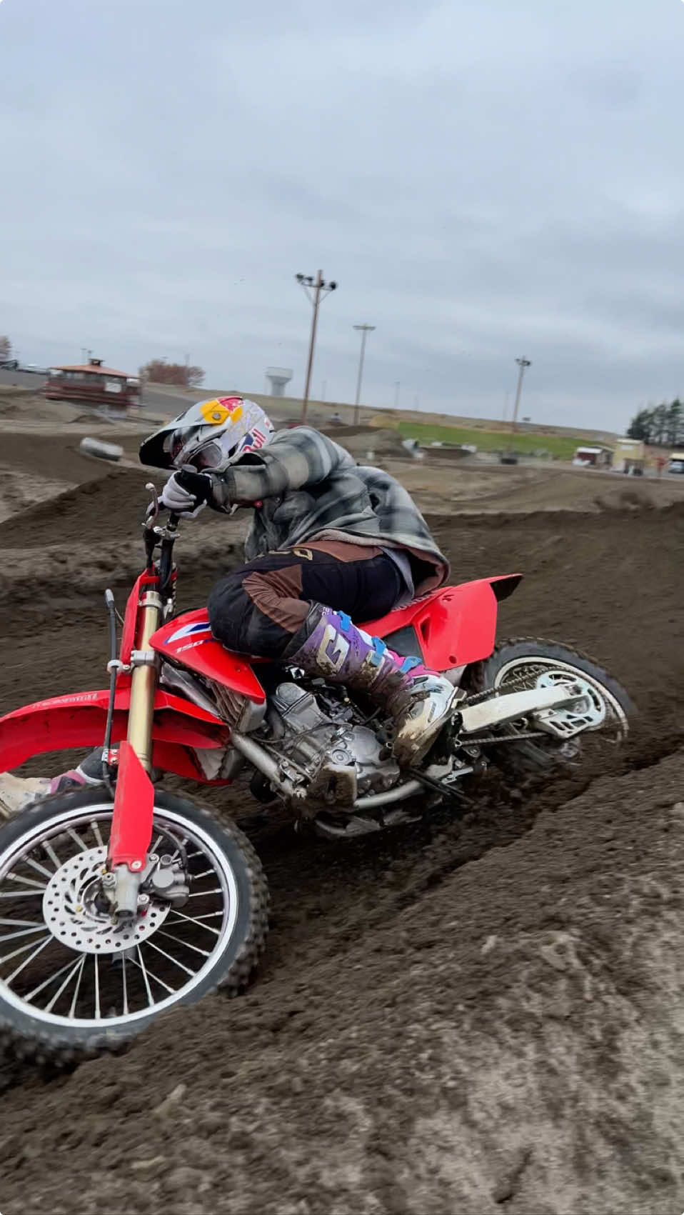 Power to weight ratio was not ideal at the end 😂 Trying to keep the momentum and fully berm surfing on the MotoSport Hillsboro CRF150R small wheel around Horn Rapids. Do you guys think I should take another shot at that jump when the wheels are fixed? 😂😭 @Red Bull Motorsports @Red Bull @MotoSport.com #CRF150R #CRF150 #honda 