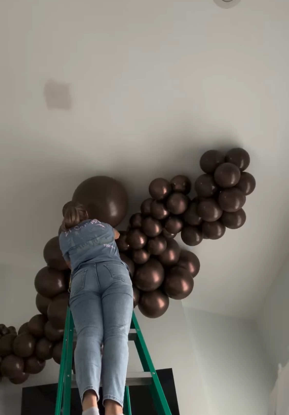 Chocolate brown for decor? #fyp #balloons #balloonartist #party #howto 