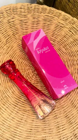 Kriska shock🩷🩷 Algodón dulce, caramelo y vainilla con un toque de pimienta rosa. Deliciosa combinación de notas dulces💘#natura #consultoranatura #productosnatura #perfume #perfumesdemujer #perfumesnatura #perfumeargentina #kriskashock #kriskashocknatura 
