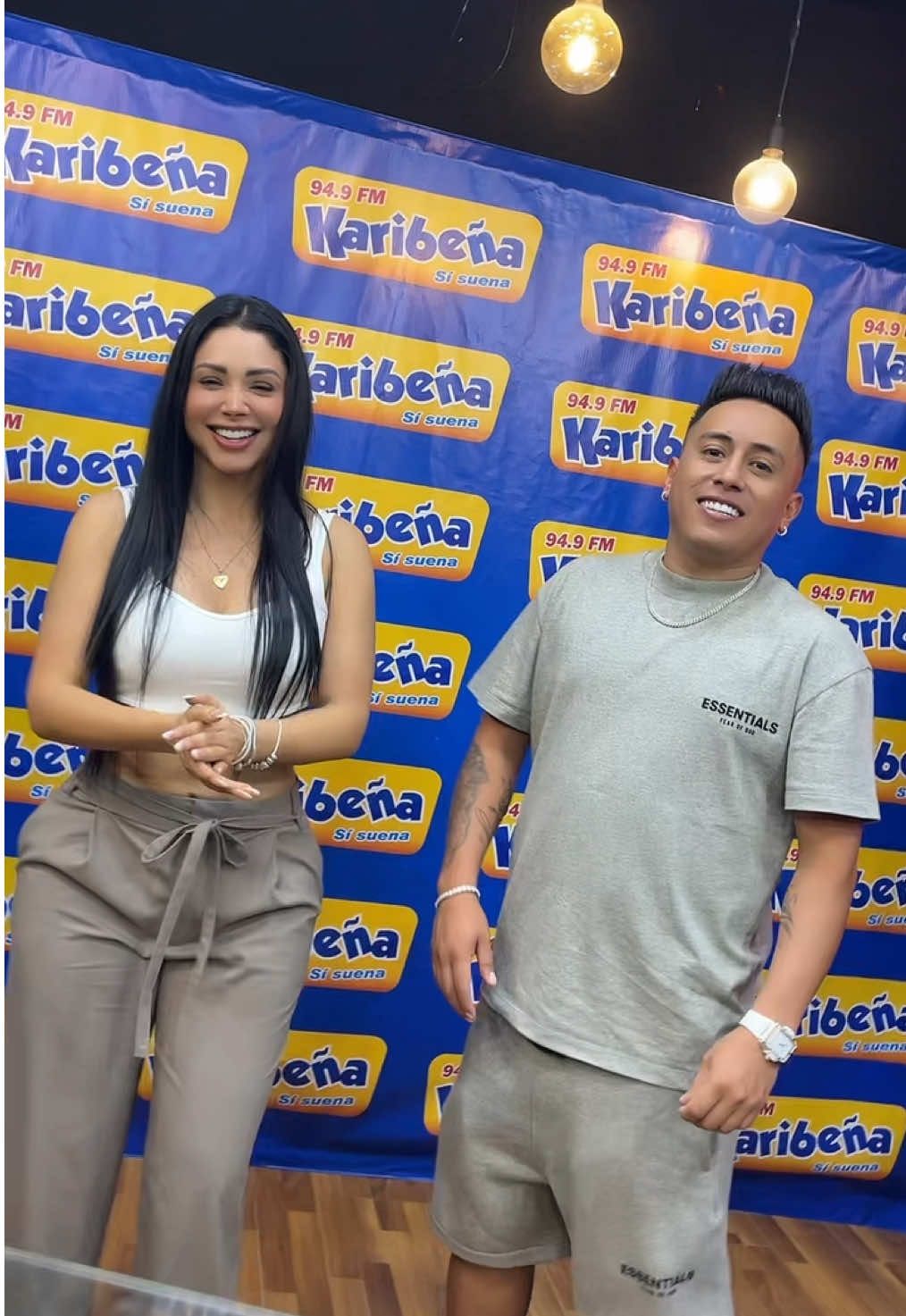 ¡AL RITMO DEL CERVECERO!🍺 Pamela Franco y Cuevita en Karibeña ¡Sí Suena!😎💙🎉 . . #Karibeña #radio #Cumbia #Cueva #PamelaFranco #Farandula #farandulaperuana 