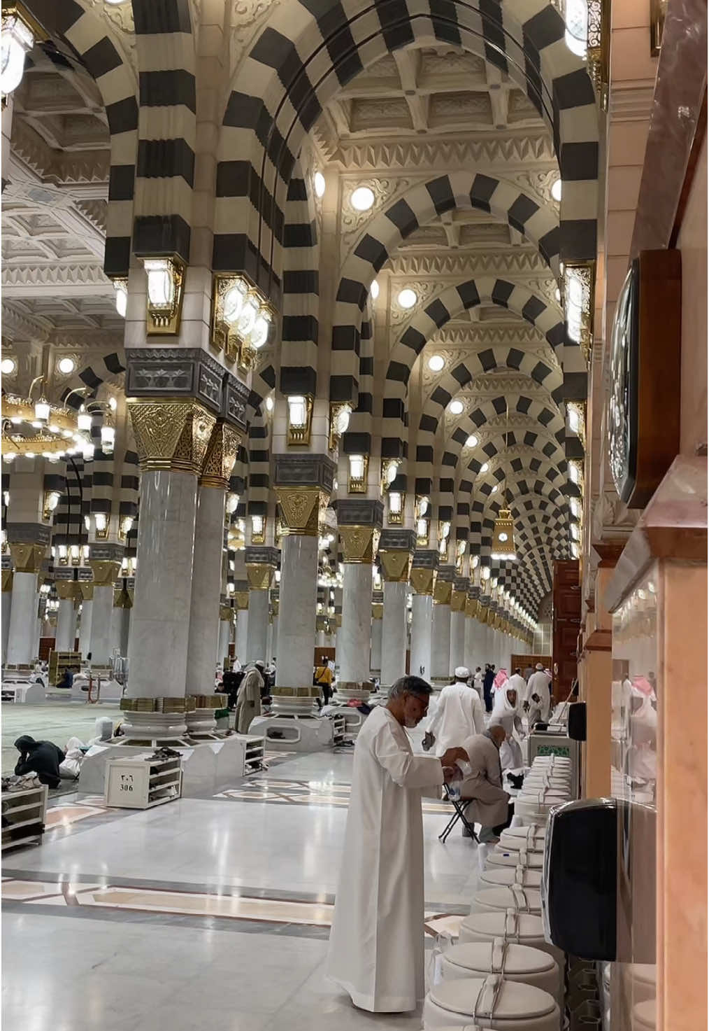 @عبدالكريم المدينة المنورة  أبيات مدح للنبي ﷺ من نظم حسان بن ثابت رضي الله عنه :  أغر عليه للنبوة خاتم ... من الله مشهود يلوح ويشهد وضم الإله اسم النبي إلى اسمه ... إذا قال في الخمس المؤذن أشهد وشق له من اسمه ليجله ... فذو العرش محمود وهذا محمد #صلوا_على_رسول_الله #أبيات_من_الشعر #للشاعر #حسان_بن_ثابت #رضي_الله_عنه #صلوا_على_الحبيب #صلوا_على_رسول_الله_لأجل_شفاعته #اللهم_صلي_على_نبينا_محمد #تصوي #عبدالكريم_شاهين #عبدالكريم_المدينة_المنورة #abdulkarim_shaheen #madina #madinah #madinahalmunawaroh #ilovemadina #saudi #makkah #إن_الله_وملائكته_يصلون_على_النبي #ياأيها_الذين_آمنوا_صلو_عليه_وسلمو_تسليما 