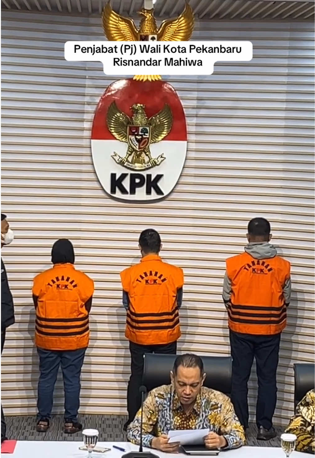 Konferensi pers hasil kegiatan tangkap tangan Komisi Pemberantasan Korupsi (KPK) di lingkungan Pemerintah Kota Pekanbaru #ottkpk #pekanbaru #risnandarmahiwa 