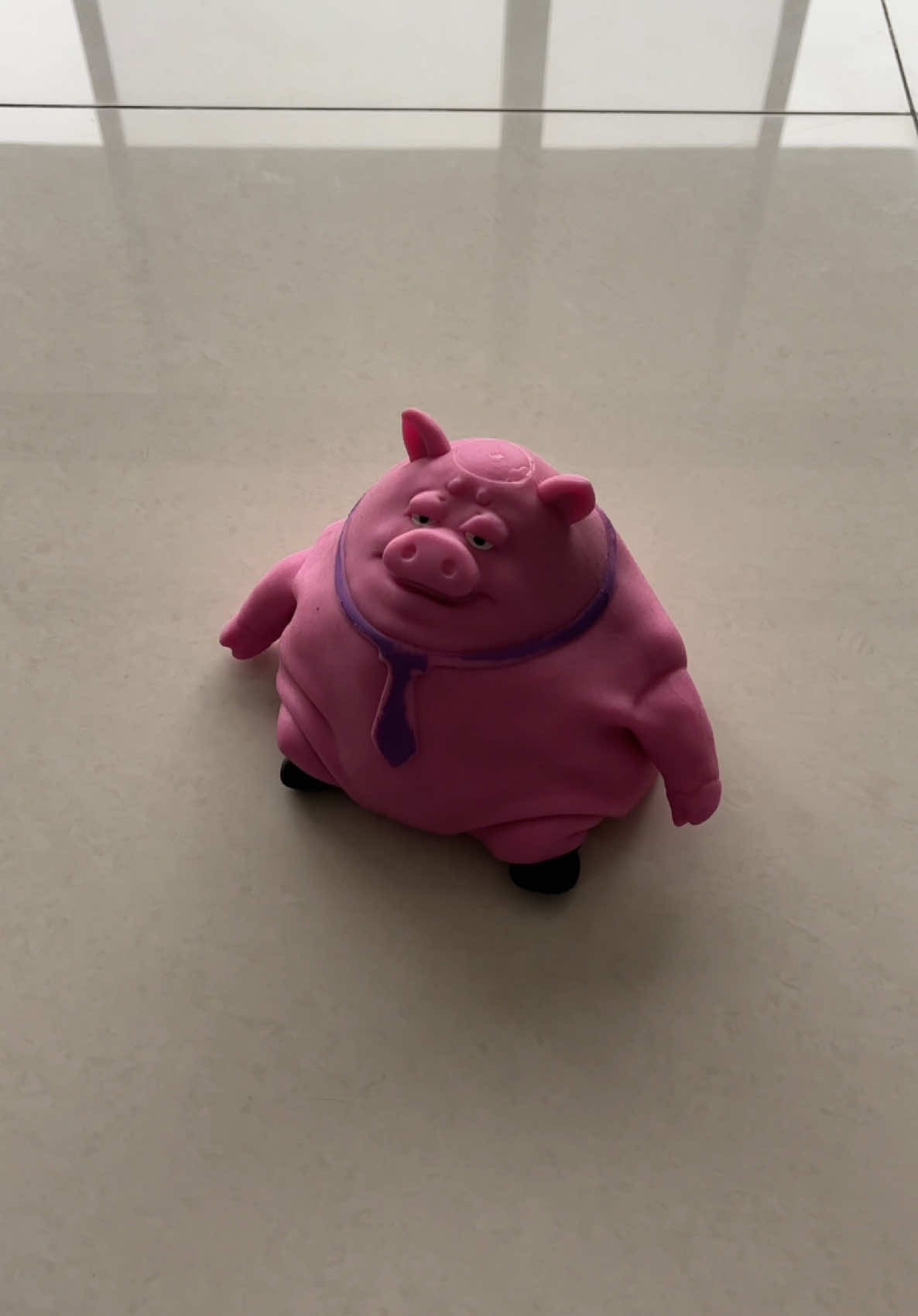 Piggy se volvió a portar mal 😡🐷🤛 #satisfyingvideo #piggy #sillypiggy       . . . . Juguete antiestrés. Juguete para niños. Juguete de silicona. Cerdito de silicona. Piggy.