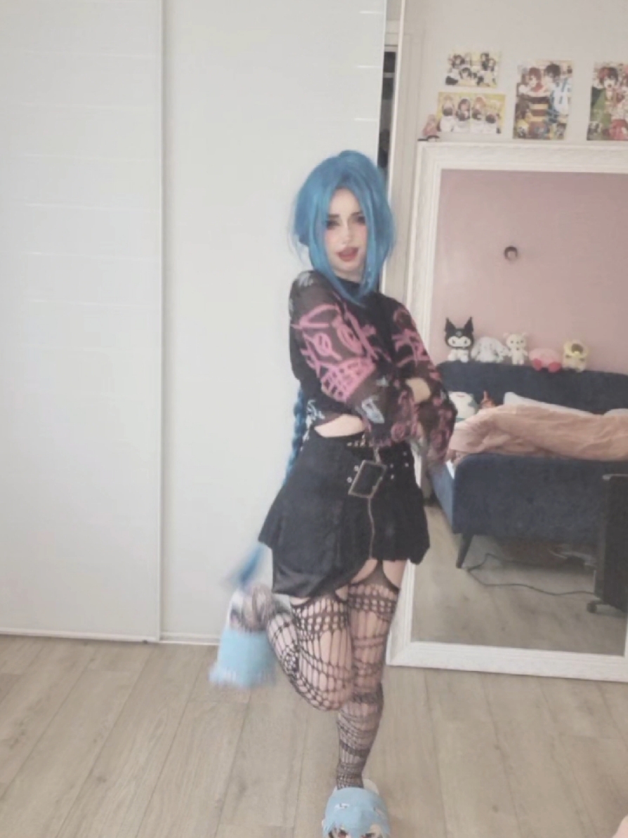 best dance trend go jinx!! #fyp #cosplaygirl #cosplay #jinx #jinxcosplay #arcane #arcanejinx #arcanecosplay #league #leagueoflegends #leagueoflegendscosplay 