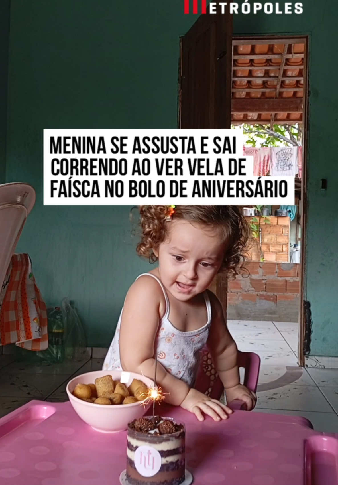 🤣🎂 A manicure Maria Emilya, de Mãe do Rio (PA), preparou uma #surpresa especial para o #aniversário de 2 anos da #filha, mas a #comemoração tomou um rumo totalmente inesperado. Ao acender a vela com faíscas no #bolo, a pequena se assustou, se afastou da mesa e saiu correndo, fazendo Maria cair na #gargalhada.  A cena logo virou um sucesso nas redes sociais, arrancando boas risadas dos internautas. Um perfil comentou: “O grito da Regina George veyrr kkkkkkkk”, fazendo referência à icônica protagonista de Meninas Malvadas. Outro brincou: “Deixa eu correr que esse bolo vai explodir kkkkkkkk”. #TikTokNotícias 🎥 @maria_emilya0 | @myhoodbr