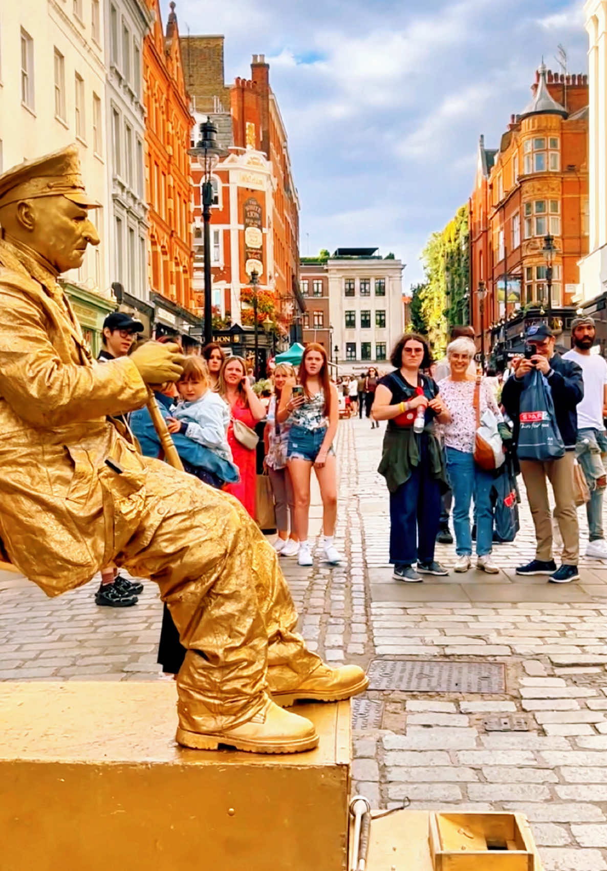 London Levitating Goldman always trying hard to entertain everyone.#londongoldmanstatue #levitating #ilusion #performanceart #livingstatue 