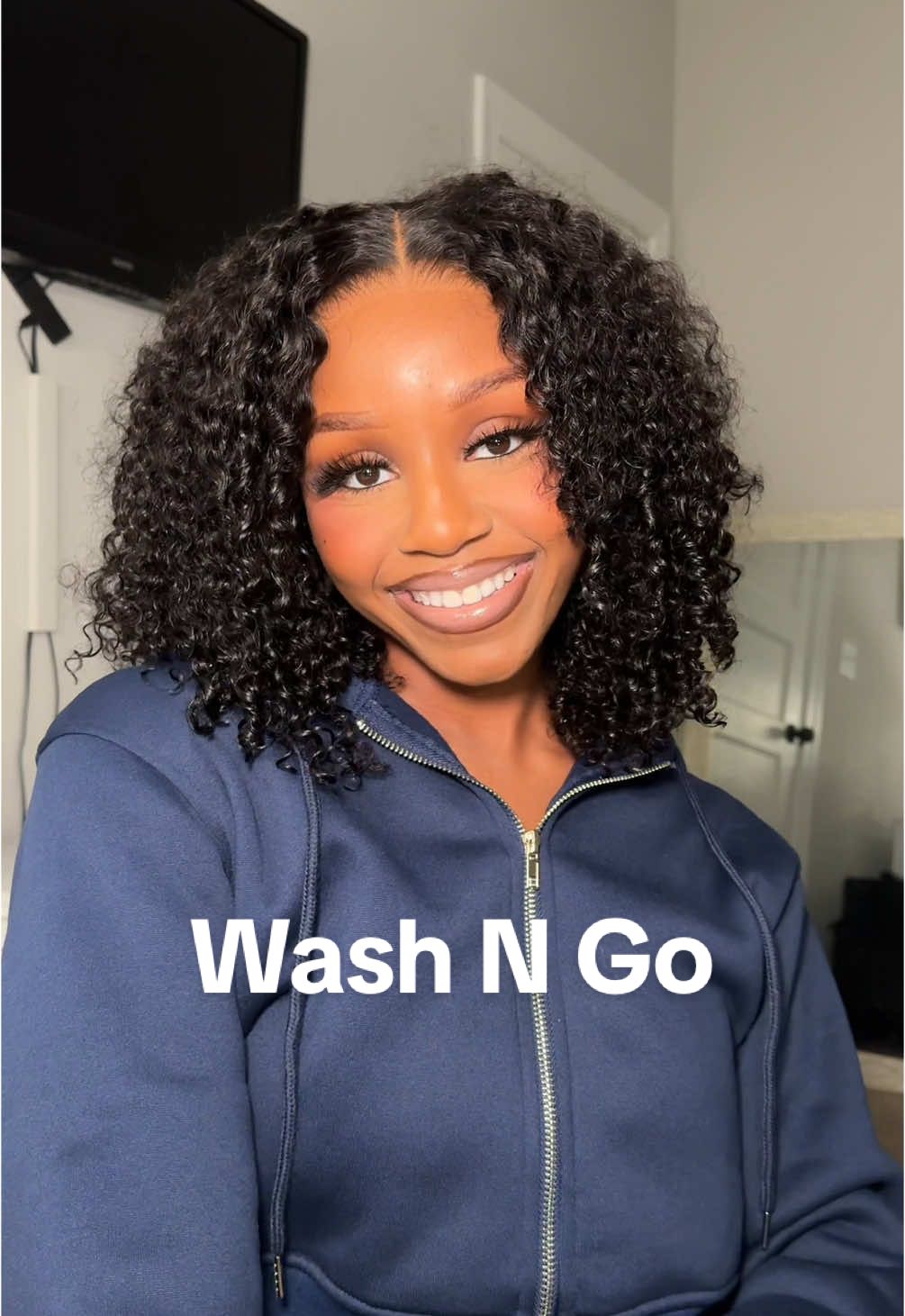 Here’s my secret on how I get the perfect wash N go! 😍😂 I apply my @Reshinehair kinky curly glueless wig lol. To get yours click the shopping cart below. Link also in my bio #gluelesswig #washngo #curlywig 