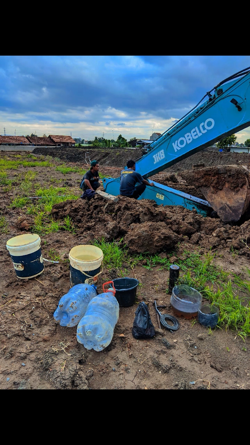 Bismillah🤲🏻 #helperalatberat #kenetbeko #excavatorkobelco #excavator #kobelco #kobelco_sk200 #kobelcoบ้าพลัง #alatberatexcavator #excavatorkobelco #normalisasisungai #kudus #kuduskotakretek #kudusjateng