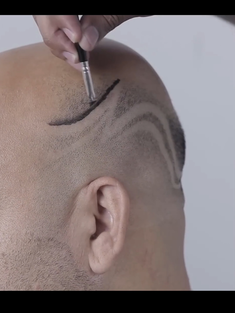 drawing on bald head #barber #barbershop #barber💈 #barberchallenge 