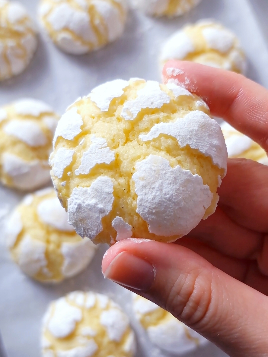 gluten-free lemon crinkle cookies 🍋💛 these should definitely be on your Christmas cookie list – I recommend making a double batch though, they disappear waaaay too quickly 😅🤤 #lemon #crinklecookies #glutenfree #christmascookies #christmasbaking 