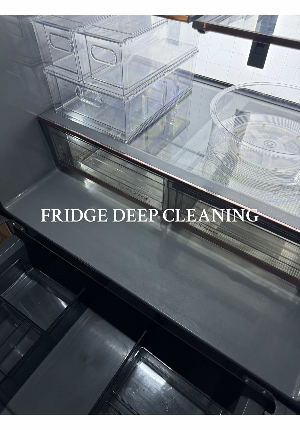 post thanksgiving, pre christmas fridge deep cleaning. 🫧🖤✨ #asmr   #fridgecleaning #momlife #motivation #deepcleaning #fridgeorganization #CleanTok 