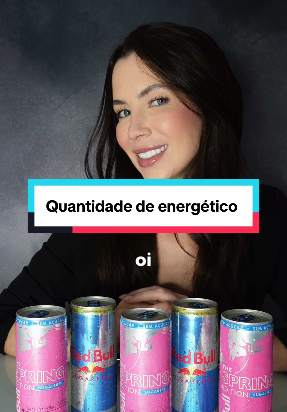 Considerando que cada lata de energético possui 80mg de cafeína, uma pessoa de 60kg não poderia ultrapassar 5 latas.  Quanto à recomendação de ingestão de cafeína, estudos sugerem de até 3 a 6 mg de cafeína por kg de peso corporal por dia para melhora de performance.  Algumas pessoas metabolizam a cafeína de forma mais lenta e se seguirem as recomendações de 3 a 6mg por kg podem passar mal por serem mais sensíveis aos efeitos. É importante considerar a sensibilidade individual à cafeína e outros fatores de saúde ao determinar a quantidade ideal a ser consumida.