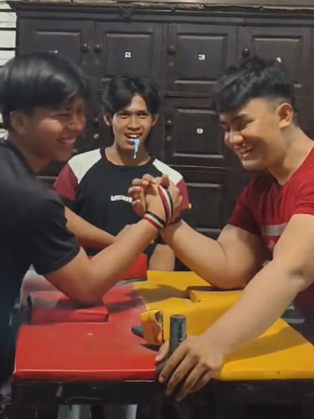 keseruan iq table with @rflyyakbar #iqtable #endurancetraining #armwrestlingtraining #hook #toproll #sparinganpanco #sparingpanco #sparing #meme #armwrestlingcomedy #armwrestling #armwrestler #armwrestlinglampung #pogti 