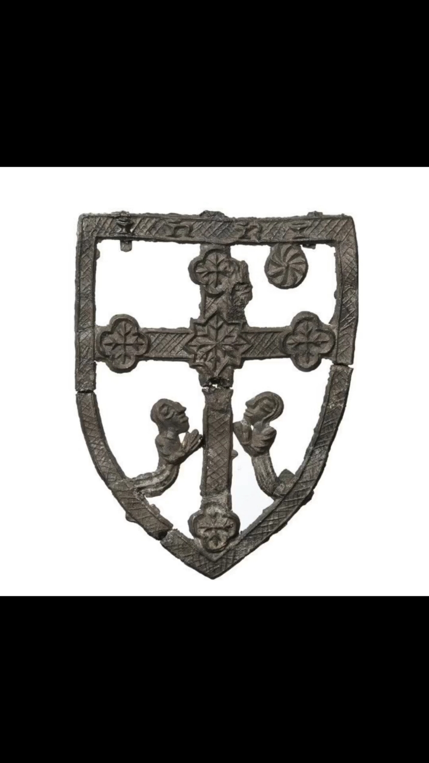 In the later medieval period, pilgrims acquired badges visiting religious shrines or holy sites. These badges served as souvenirs of their journey and symbols of their faith and devotion. Tens of thousands of badges have been found since the mid-19th century. Together they form the largest corpus of medieval art objects to survive to us today. #history #medieval #middleages #visualexperiment #archeology 